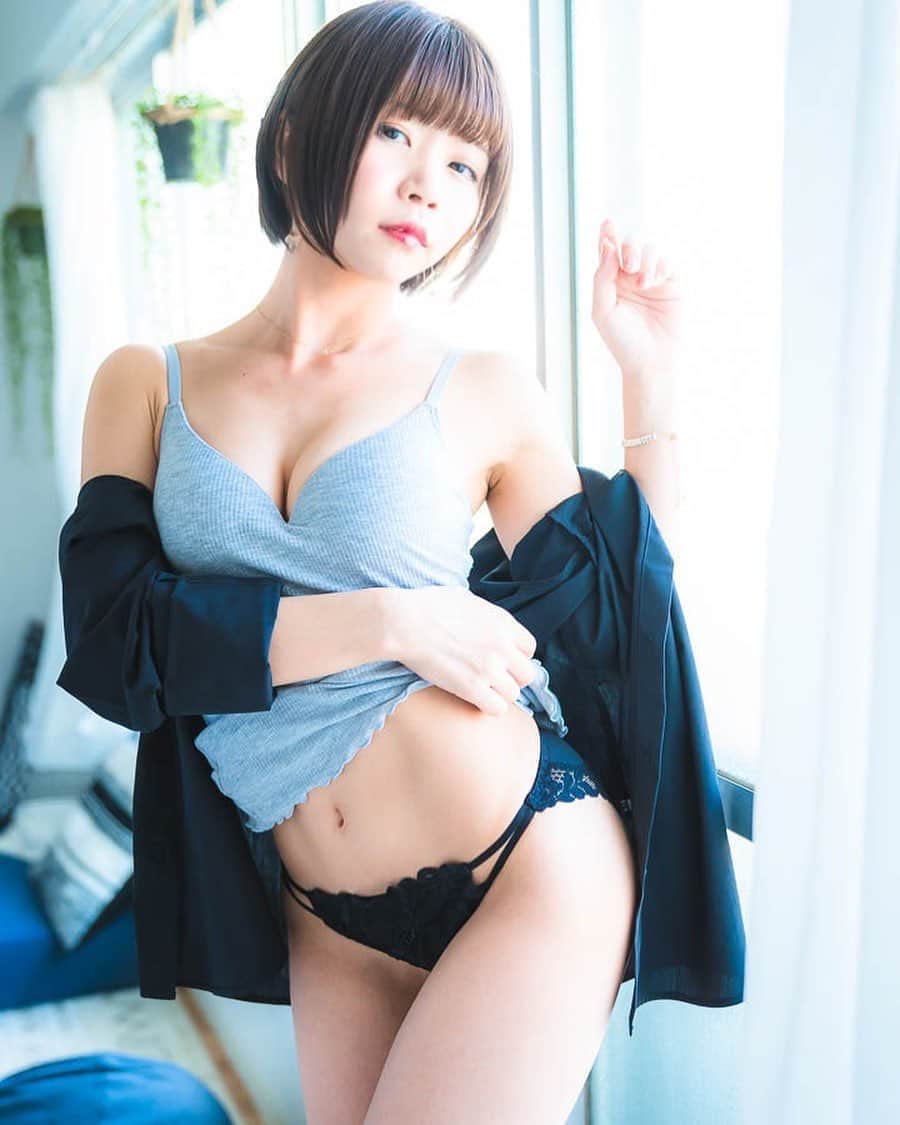 のインスタグラム：「お腹チラッ。腹筋、あり過ぎるのでは？という気持ちになってきた今日この頃です…🐈🐈 . . . . #ポートレート #ブラフィール  #GU #もち肌 #美容 #ショートカット #写真好きと繋がりたい  #あぐら #ポージング #東京 #photography  #portraitphotography #streetphotography #edscvr_moodjapantrip #visualsoflife #impressio_shots #good_portraits_worldxploretocrate #shootermag #pursuitofportraits #ootd #dscvr_mood #jp_portrait部 #東京カメラ部 #igersjp #ポートレート #被写体 #お洒落さんと繋がりたい #model #ポートレートモデル #写真好きな人と繋がりたい」