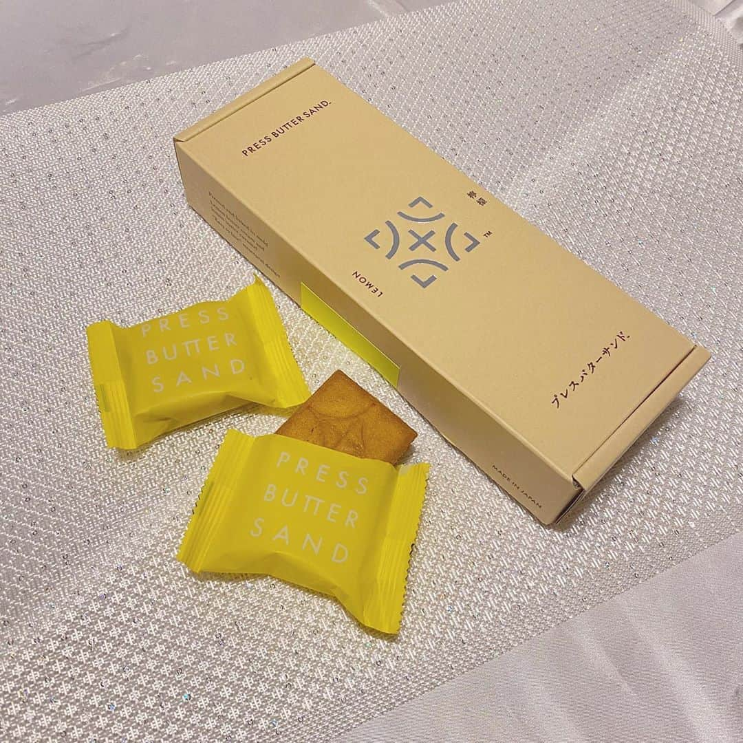 本島莉々果さんのインスタグラム写真 - (本島莉々果Instagram)「﻿ ﻿ プレスバターサンド🍋バターサンド〈檸檬〉﻿ ﻿ 瀬戸内レモンをたくさん使っていて、濃厚なバターとレモンと酸味が良き！﻿ パッケージもレモンカラーで可愛い〜🥺﻿ 中四国地方限定商品だったけど、たまたま期間限定で東京で出会えた〜☺﻿ ﻿ ﻿ ﻿ #プレスバターサンド #pressbuttersand #バターサンド #檸檬 #🍋 #中四国地方 #限定 #期間限定 #レモンカラー #瀬戸内レモン」8月27日 20時57分 - motoshimaririka