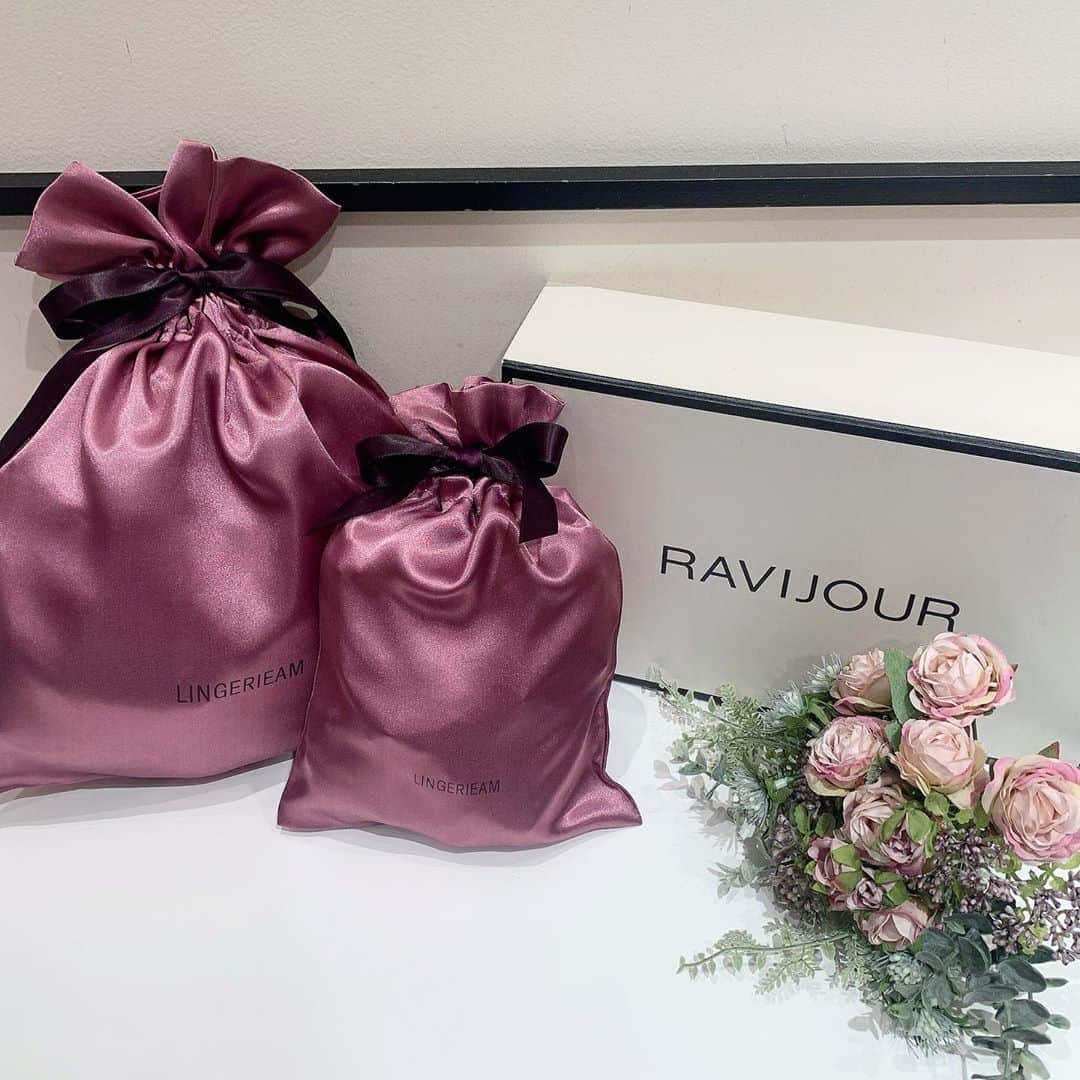 Ravijour札幌4丁目プラザ店のインスタグラム：「LINGERIEAM購入のお客様限定❣️  ギフトポーチがセットで付いてきます！  ランジェリー上下セット購入の お客様には大きいポーチ 単品ボトム、ガーター購入の お客様に小さいポーチ❣️  ※ポーチの単品販売はしておりませんので ご了承下さい🙇‍♀️🙇‍♀️  #LINGERIEAM #ravijour  #ravijourstaff  #ravijoursapporo  #ravijour_official  #ラヴィジュール ギフトポーチ」