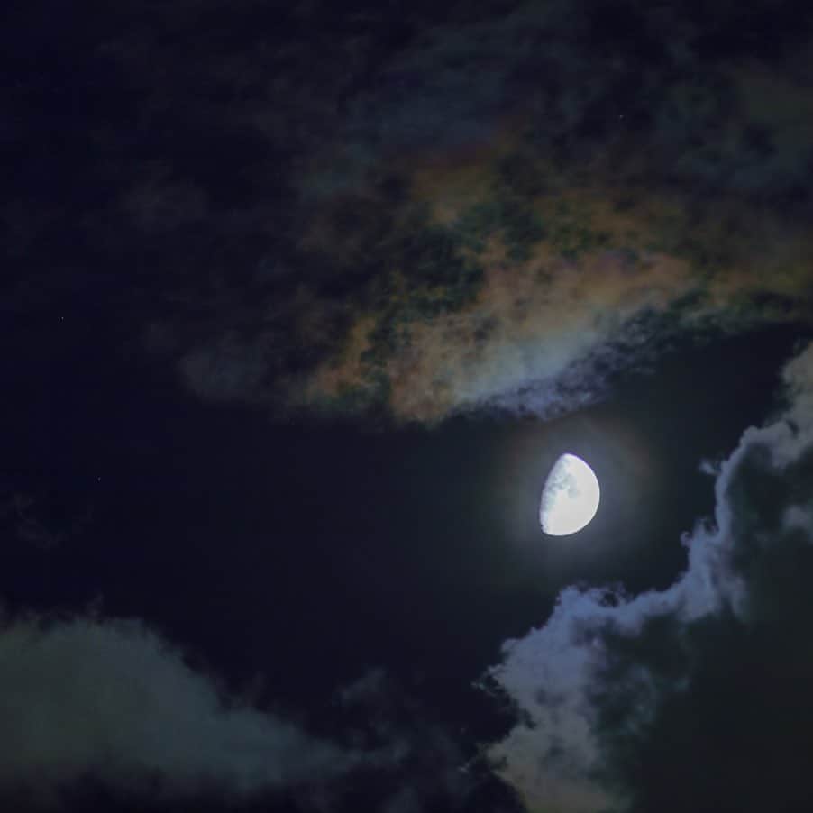 KAGAYAさんのインスタグラム写真 - (KAGAYAInstagram)「空をご覧ください。 南に九夜月が輝いています。 写真は先ほど撮影したもので、月のそばの雲が色づき幻想的な光景でした。 今日もお疲れさまでした。 #moon」8月27日 20時58分 - kagaya11949
