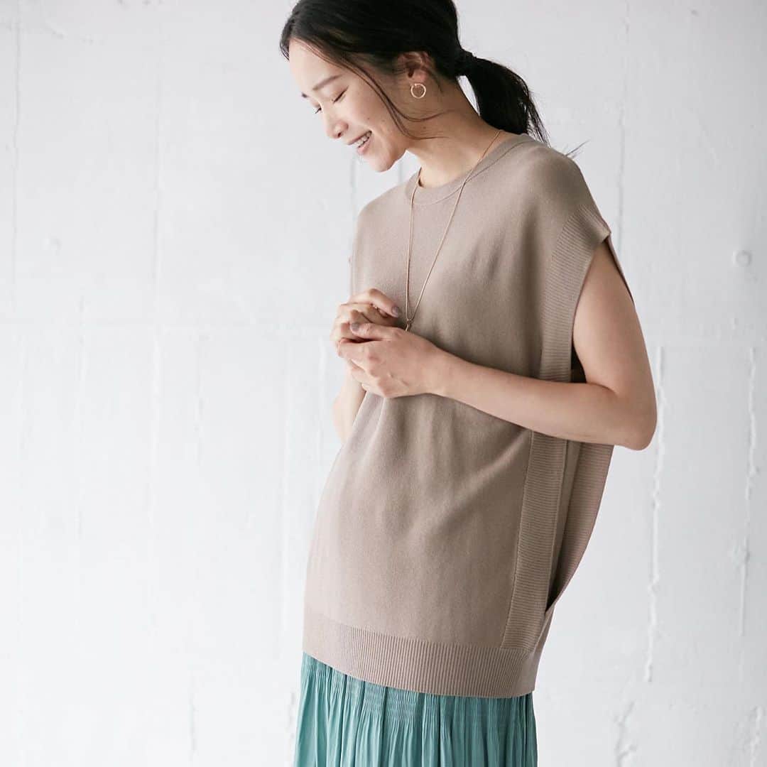 HusHusHのインスタグラム：「【HusHusH LADIES】﻿ 涼しく快適 大人のワンツーコーデ  さっと着るだけでさまになり、 簡単に合わせられる時短服  マジョリカプリーツのロングスカートは、涼しげで歩くたび、ゆれる軽やかさ、抜け感たっぷりのフレンチスリーブニットは、 脇に入った太めのリブデザインがポイント。  【毛玉防止/洗濯機OK】 フレンチスリーブニットプルオーバー ¥2,999(本体)+税  マジョリカプリーツスカート ¥3,999(本体)+税  @hushush_official﻿ プロフィール画面﻿ にありますURLリンクサイト﻿ ぜひご覧くださいませ﻿✨ ﻿ #ハッシュアッシュ #ハッシュアッシュfan #hushush」