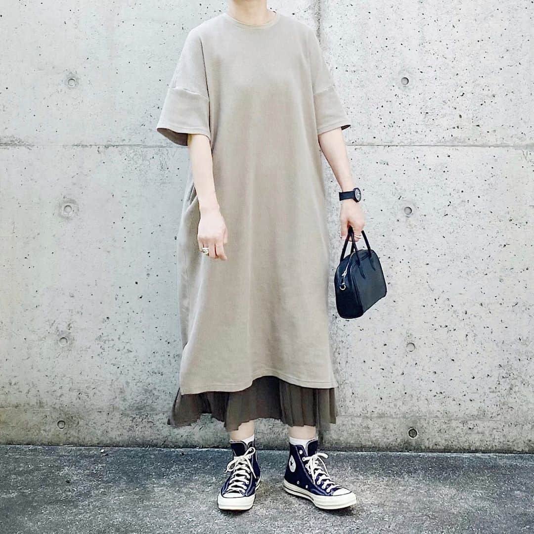 ryokoさんのインスタグラム写真 - (ryokoInstagram)「▪︎ . ベージュと黒 . . . dress #harvesty skirt #uniqlo bag #artsandscience  shoes #converse #ct70」8月27日 21時00分 - ryo___ka