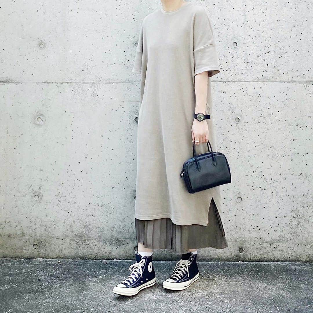 ryokoさんのインスタグラム写真 - (ryokoInstagram)「▪︎ . ベージュと黒 . . . dress #harvesty skirt #uniqlo bag #artsandscience  shoes #converse #ct70」8月27日 21時00分 - ryo___ka
