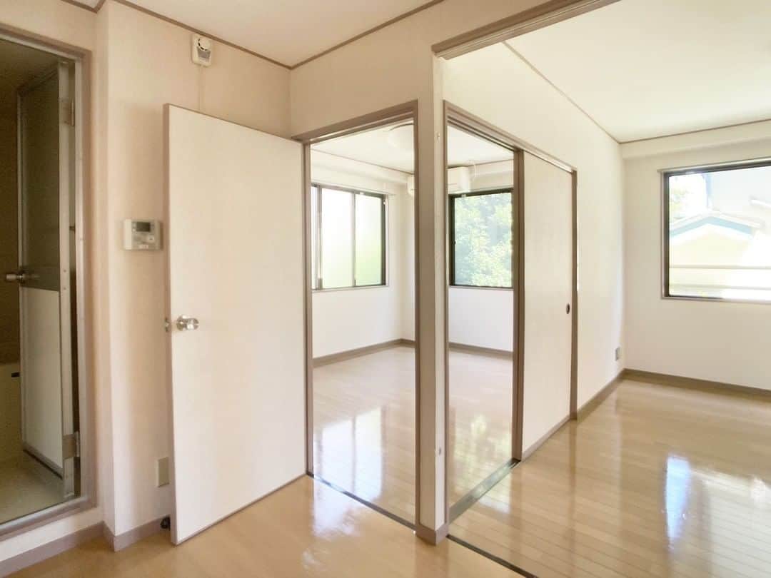 せたがやクラソンのインスタグラム：「『緑の風吹く、私の部屋 2-C』﻿ ﻿ ・東急世田谷線若林駅 徒歩2分 ・ 8.8万円・32.4㎡・2K ___________________________________________________________________﻿  世田谷線「若林」駅。三軒茶屋までも12分と徒歩圏内、とても長閑な駅のすぐそばに、最近、地元世田谷でとれた野菜を中心に販売する『八百屋 旬世』の若林店がオープン！ こういう商店で新鮮なお野菜が手頃な価格で手に入るのって、すごく嬉しい。  そんな駅から、環七を渡ったファミリーマートの横道を歩いて見えてくるマンション。強固なセキュリティと緑の風を感じる味わい深い2Kのお部屋です。  ▼この物件の詳細、﻿ そのほかのお部屋はプロフィールのリンクから﻿ @setagayakurasson﻿ ___________________________________________________________________﻿ ﻿ 「オンラインでお部屋探し」スタートしました！ ご相談お待ちしております。 ﻿ ﻿https://setagayakurasson.com/online _____________________________________________________________________﻿ ﻿ #せたがやクラソン #せたがやンソン #賃貸 #お部屋探し #世田谷区 #世田谷散歩 #リノベーション #賃貸インテリア #日常 #オンラインお部屋探し #引っ越し #内見 #部屋  #世田谷線  #若林  #三軒茶屋  #新鮮野菜  #ふたり暮らし  #仲良し姉妹  #女性限定マンション  #緑のある暮らし」