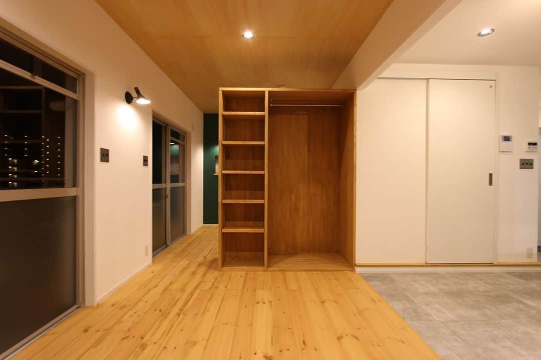 ALLHOUSE R×Lのインスタグラム：「お部屋のど真ん中に構えられたクローゼットは洋服はアパレルショップのように見せる収納が楽しめます。⁠ ．⁠ .⁠ 賃貸ならではの遊び心が詰まった物件となっております。⁠ .⁠ .⁠ .⁠ ----------------------------------------------⁠ その他施工事例はコチラ☞@allhouse_pm　⁠ ----------------------------------------------⁠ .⁠ .⁠ .⁠ .⁠ .⁠ .⁠ #クローゼット #リビング #寝室 #オールハウス #オールハウスPM #賃貸 #広島賃貸 #賃貸住宅 #賃貸物件 #住まい #プロパティマネジメント #デザイナーズ賃貸 #賃貸リノベーション #リノベーション #リフォーム #無垢フローリング #アクセントクロス #建築 #工務店 #インテリア #賃貸暮らし #家主 #賃貸経営 #おうち時間 #ステイホーム #renovation #reform #DIY #design」