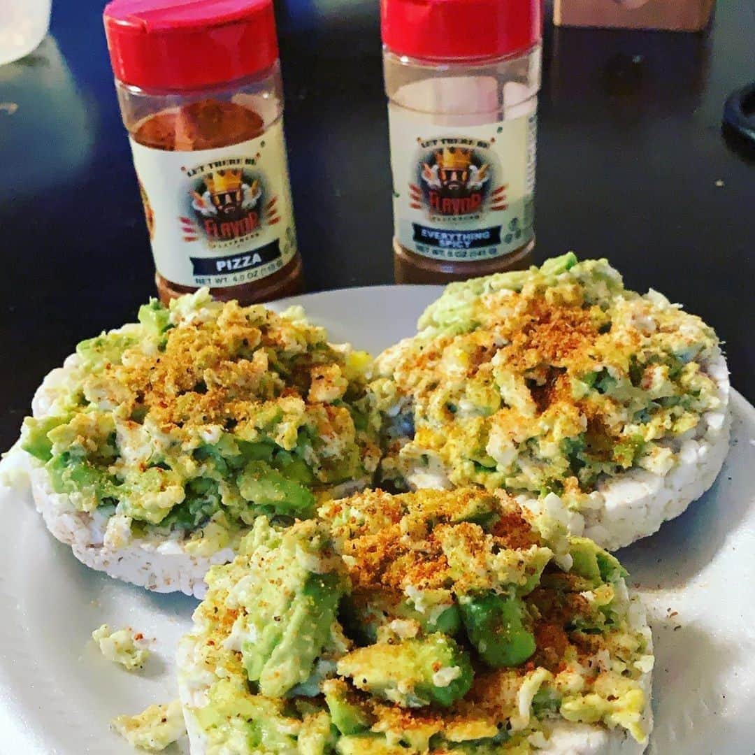 Flavorgod Seasoningsさんのインスタグラム写真 - (Flavorgod SeasoningsInstagram)「Scramble eggs and avocado spread, on top of rice cake. Season with @flavorgod pizza and everything spicy seasoning.⁠ -⁠ By Customer: @saeteu12n⁠ -⁠ KETO friendly flavors available here ⬇️⁠ Click link in the bio -> @flavorgod⁠ www.flavorgod.com⁠ -⁠ Macros:⁠ 30g carbs (120 calories)⁠ 21g protein (84 calories)⁠ 31g fat (279 calories)⁠ -⁠ Total calories: 483 calories⁠ -⁠ Flavor God Seasonings are:⁠ 💥ZERO CALORIES PER SERVING⁠ 🔥0 SUGAR PER SERVING ⁠ 💥GLUTEN FREE⁠ 🔥KETO FRIENDLY⁠ 💥PALEO FRIENDLY⁠ -⁠ #food #foodie #flavorgod #seasonings #glutenfree #mealprep #seasonings #breakfast #lunch #dinner #yummy #delicious #foodporn」8月27日 21時01分 - flavorgod