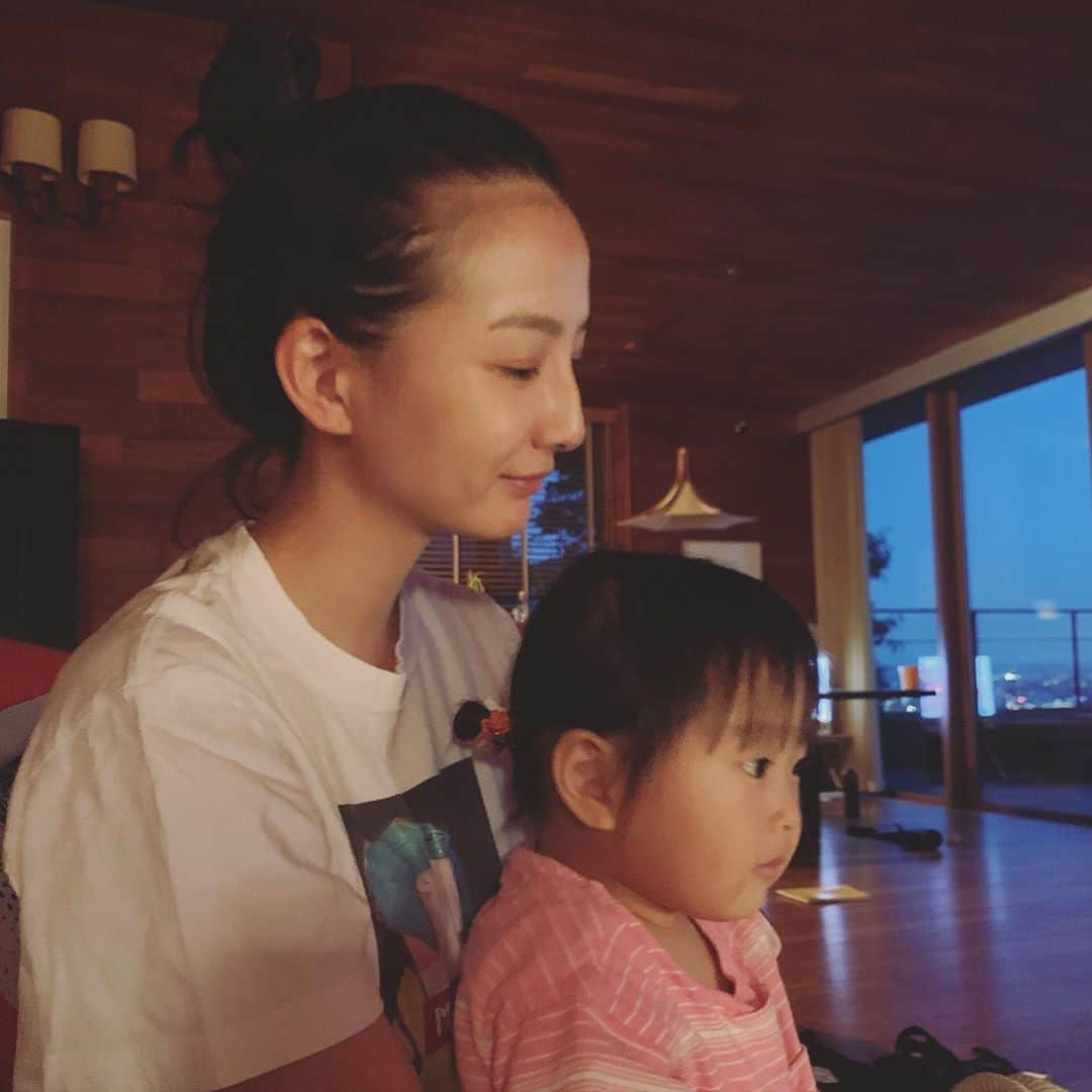 のインスタグラム：「同じ髪型をすると喜ぶ娘さん👧❤️ 産後の前あがりがすごい笑  #👦👧👶🐶🐶🐱 #三児の母#長女#2歳」