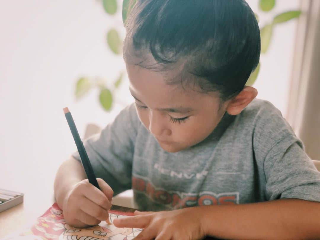 原田沙奈子さんのインスタグラム写真 - (原田沙奈子Instagram)「大好きなぬり絵。 5歳にもなるとこだわりが出てくるようで本人にしか分からない工夫で仕上げくる。  文字の色を途中で変えてみたり、色鉛筆に肌色がなくてペコちゃんの顔だけ肌色筆ペンで塗ってみたり。 真剣な表情に萌♡  初めてのミルキーは感激の味だったようでなにより。  紙のパッケージいいな、好きだなぁ。 アマネが塗ったペコちゃんの袋の中にミルキーを入れて持ち運んでる。 世界にひとつの貴重な袋が出来上がる👏  外出した先で子供が退屈しちゃう時はコレがあると助かるわ、絶対！  @milky_jp #ぬってみるきー #ペコちゃん #ミルキー #ぬりえ #おうち時間 #pr」8月27日 21時12分 - sanakoharada