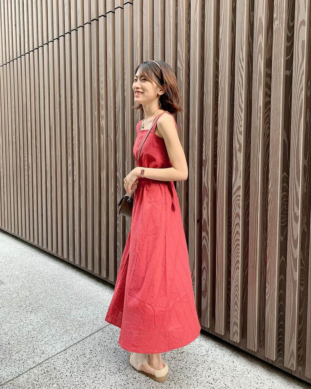 小林亜実さんのインスタグラム写真 - (小林亜実Instagram)「. 👗 @lebecca_boutique  👜 @snidel_official  👡 @ugg  ⌚️ @4bwatches_japan  . . 赤いワンピースは気分上がるねっ🌹 いつもはTシャツを重ねて着るワンピースだけど夏らしく肌見せしてみたよ〜！ uggのサンダルはオーストラリアに行った時に一目惚れして買ったもの🥺 . . #ワンピース #lebeccaboutique #ugg #uggsandals #snidel #夏コーデ #カチューシャ #サンダル #ファーサンダル #连衣裙 #凉鞋 #红色 #원피스 #일본여자 #샌들 #패션」8月27日 21時05分 - koami112