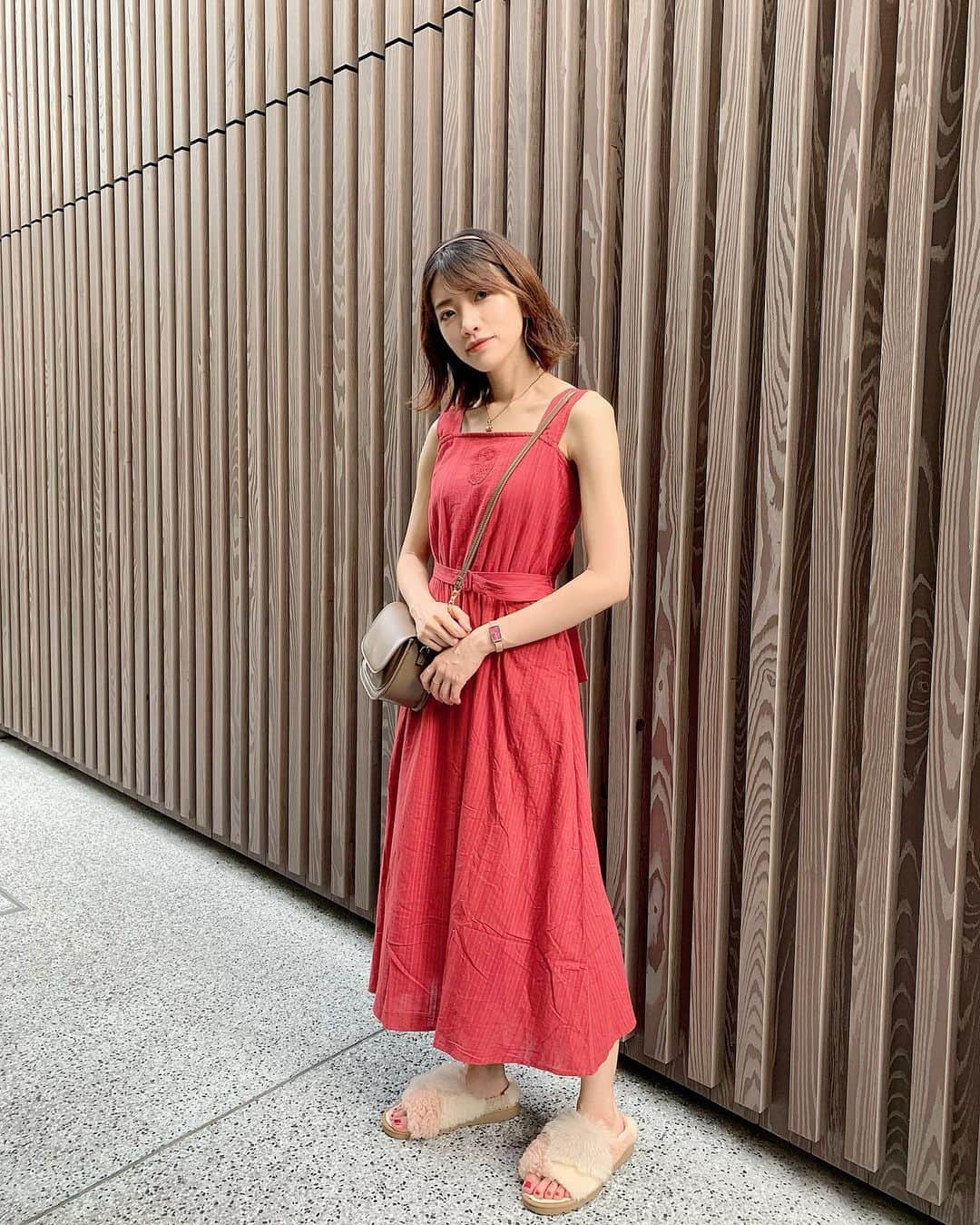 小林亜実さんのインスタグラム写真 - (小林亜実Instagram)「. 👗 @lebecca_boutique  👜 @snidel_official  👡 @ugg  ⌚️ @4bwatches_japan  . . 赤いワンピースは気分上がるねっ🌹 いつもはTシャツを重ねて着るワンピースだけど夏らしく肌見せしてみたよ〜！ uggのサンダルはオーストラリアに行った時に一目惚れして買ったもの🥺 . . #ワンピース #lebeccaboutique #ugg #uggsandals #snidel #夏コーデ #カチューシャ #サンダル #ファーサンダル #连衣裙 #凉鞋 #红色 #원피스 #일본여자 #샌들 #패션」8月27日 21時05分 - koami112