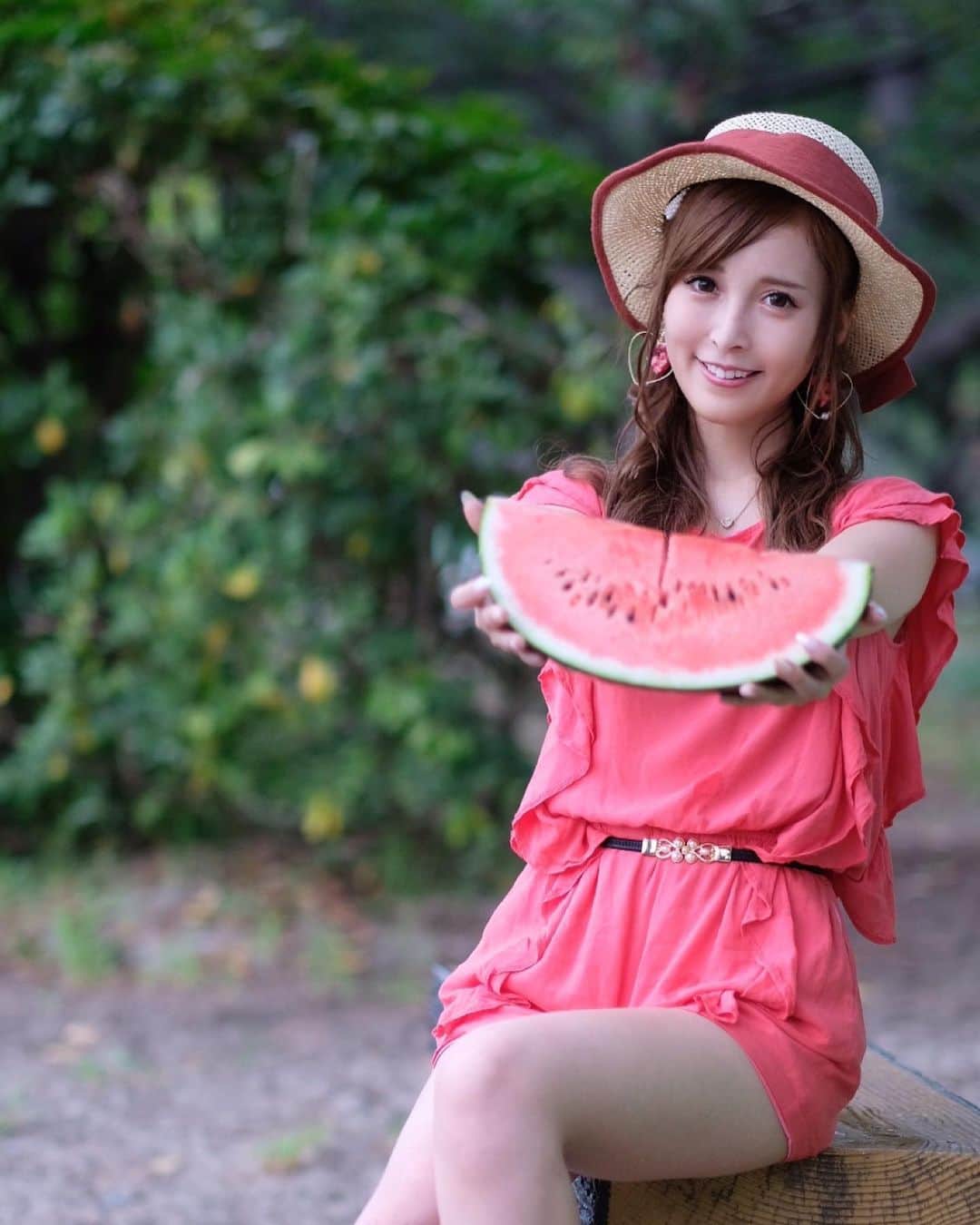 葵井えりかのインスタグラム：「服もスイカ色🍉🍉 . 夏終わっちゃう😢 . 来週末はステージはあるみたいだから、 レースでも少しでもみんなと会えるといいな🥺✨ . #SuperTaikyu #S耐 #Stai  #浅野レーシングサービス  #富士SUPERTEC24時間　#富士24時間 #portrait#葵井えりか#🍉 #スイカ食べたい」