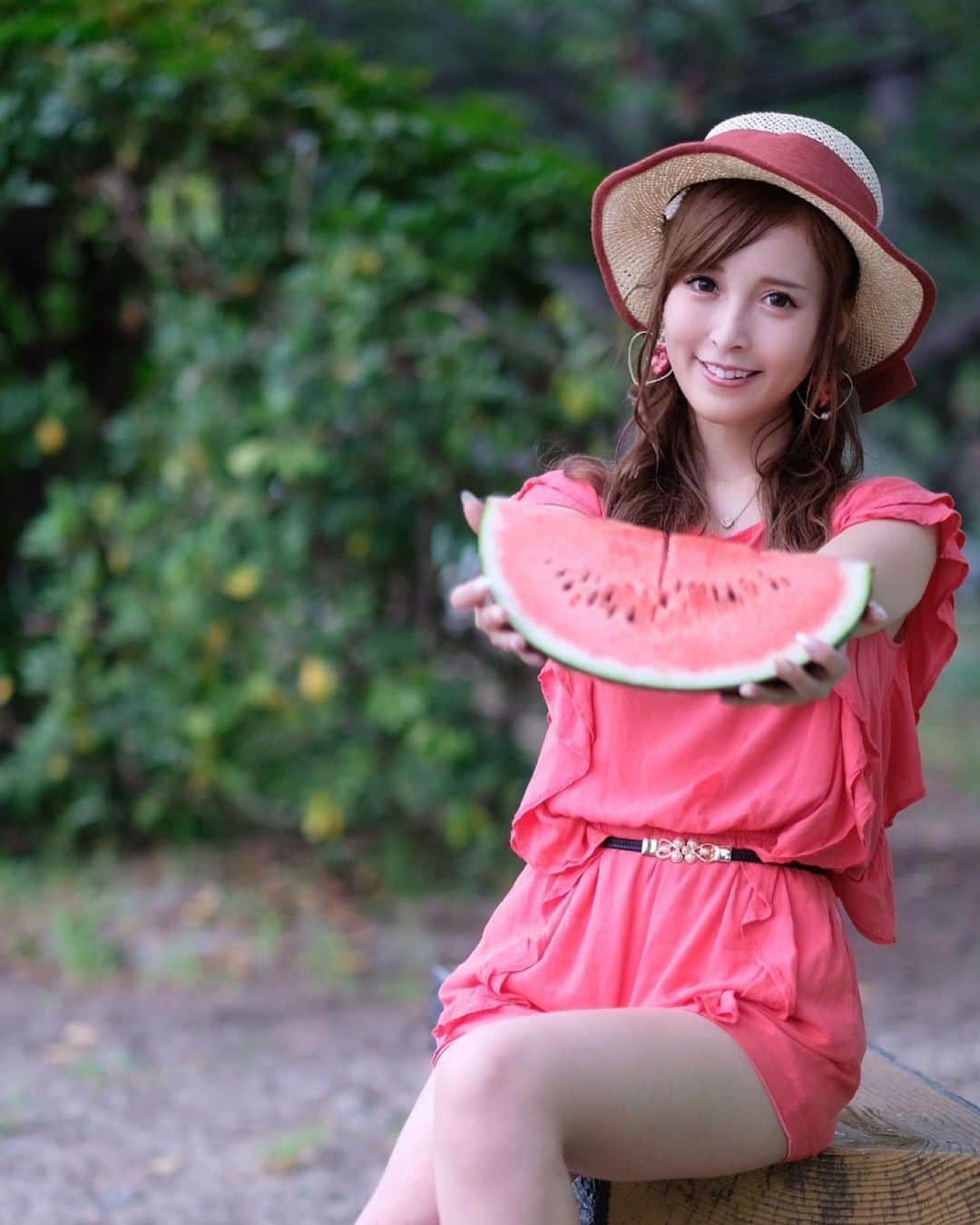 葵井えりかさんのインスタグラム写真 - (葵井えりかInstagram)「服もスイカ色🍉🍉 . 夏終わっちゃう😢 . 来週末はステージはあるみたいだから、 レースでも少しでもみんなと会えるといいな🥺✨ . #SuperTaikyu #S耐 #Stai  #浅野レーシングサービス  #富士SUPERTEC24時間　#富士24時間 #portrait#葵井えりか#🍉 #スイカ食べたい」8月27日 21時05分 - aoi.erika0205