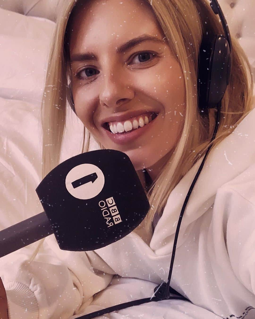 Mollie Kingさんのインスタグラム写真 - (Mollie KingInstagram)「It’s been SO much fun doing @bbcradio1 Breakfast all week!! A massive thank you to @official_ellahenderson for turning the song I wrote when I was 11 years old into a proper bop!! Also to @thevamps for taking part in the Better Days Quiz every day, and @bts.bighitofficial for teaching @jordannorth1 some key Korean phrases! We’ve had the best time! @matthewedmondson and i will be back tomorrow at 7am with the Weekend Breakfast show! Really hope to have you along with us 💜」8月27日 21時06分 - mollieking