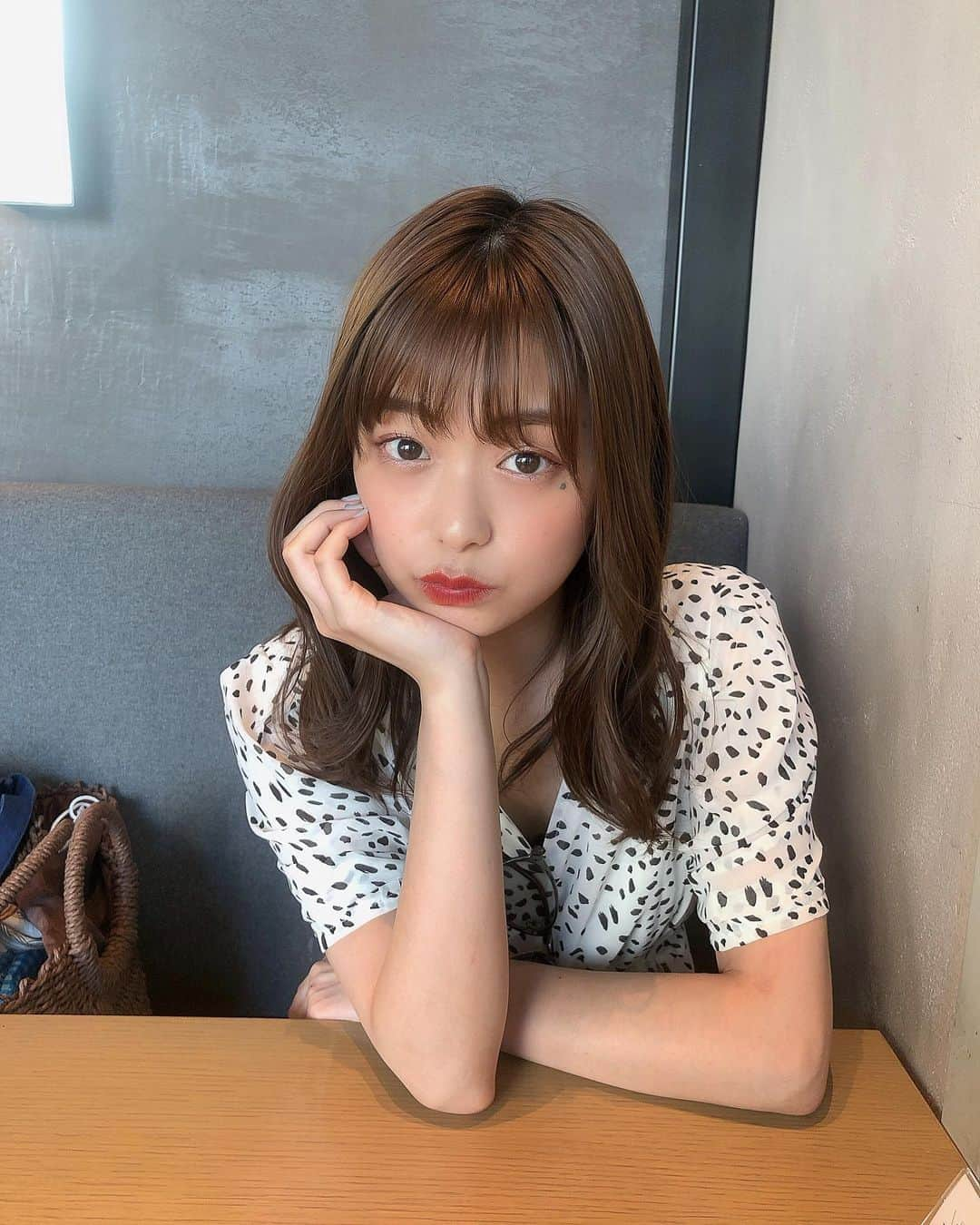 田崎さくらのインスタグラム：「・﻿ ﻿ ﻿ この日はアイラインしっかり引いたから﻿ 目の印象強め👀？﻿ ﻿ 写真だとわからないけど、﻿ バーガンディのラインだよ〜🥀﻿ ﻿ ﻿ #makeup」