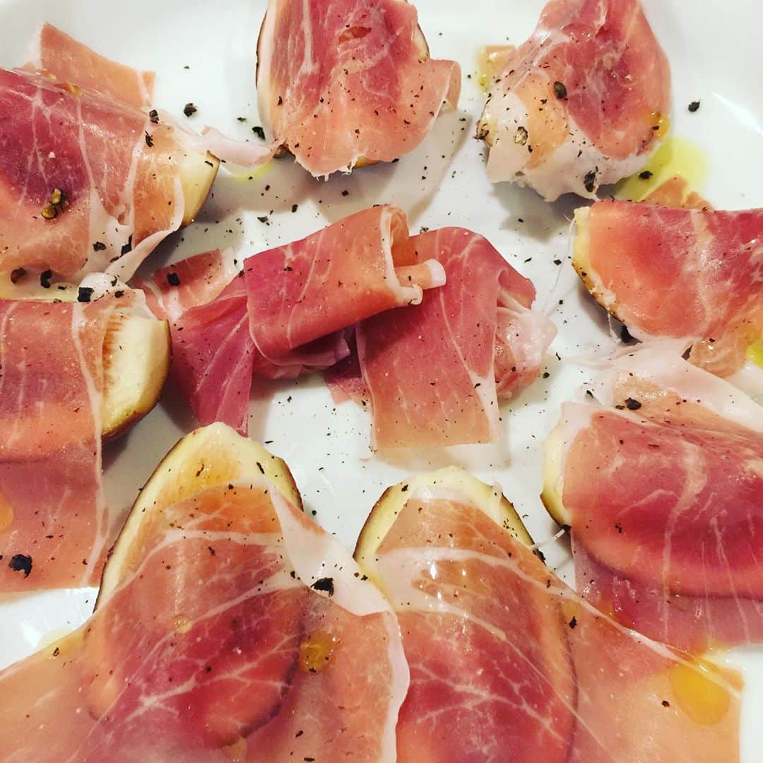 ふかしのインスタグラム：「食べないうちに桃の季節が終わってしまって無花果が代わりにやってきた。今日の晩酌はこれで。」