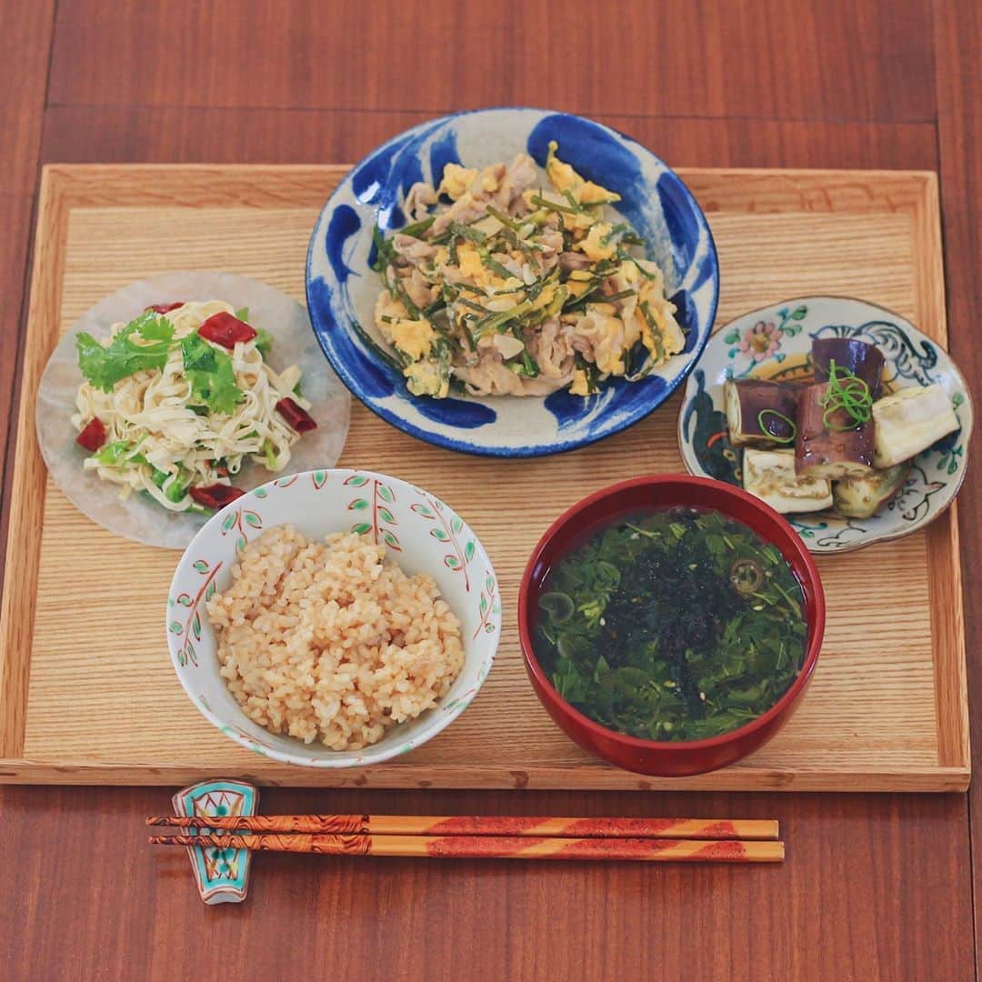 Kaori from Japanese Kitchenのインスタグラム：「ニラ豚卵炒めで全体的に茶色いスタミナ定食。 ・ こんばんは。 昨日の朝昼ごはん。 ふるさと納税の返礼品でいただいたお野菜を たっぷり使っております。 日中は暑いし感染症なんやらで 買い出しへ行くのが億劫なので 一気に季節の野菜が届くのは嬉しい。 買うものを考えなくて良いってのが何より楽ですね。 （今あるもので献立を考えるのは好き） 最近ハマっている陳家私菜の 豆腐麺のサラダ（名前忘れました笑） いつか自分でも真似して作ってみたい1品。 今日も全体的に茶色いですが 茶色はごはんが進む色だから良しとしよう。 ・ 今日からひっそりと夏休みを取得して日曜まで4連休。 朝から野菜をせっせと下茹でしたり献立を考えたりと いつもの休日と大して変わらない一日でした。 久々に昼過ぎから電車に乗って移動して バテて家着いて昼寝して目が覚めたのが今…笑 夜眠れるのでしょうか。 YouTube見出すと眠れなくなりそうなので 難しめの本を開いて寝落ちするのを待つとします。 あとの3日間何しようかなー。 今日もお疲れ様でした☺︎ ・ 【おしながき】 玄米 モロヘイヤとネギのスープ（男子ごはんレシピ） ニラ豚卵エスニック炒め #陳家私菜 の豆腐麺のサラダ 蒸し茄子 ＊薬膳走り書きは今日お休みします＊ ・ ・ ・ ・ 2020.08.27 Thu Hi from Tokyo! Yesterday’s Japanese brunch:Brown rice, Jew's mallow soup, stir-fried pork, egg, and Chinese chive, dried tofu noodle salad, and steamed eggplant. ・ ・ ・ ・ ・ #japanesefood #breakfast #朝ごはん #おうちごはん #早餐 #薬膳 #うつわ #自炊 #やちむん #松浦コータロー #一汁三菜 #砂田夏海」