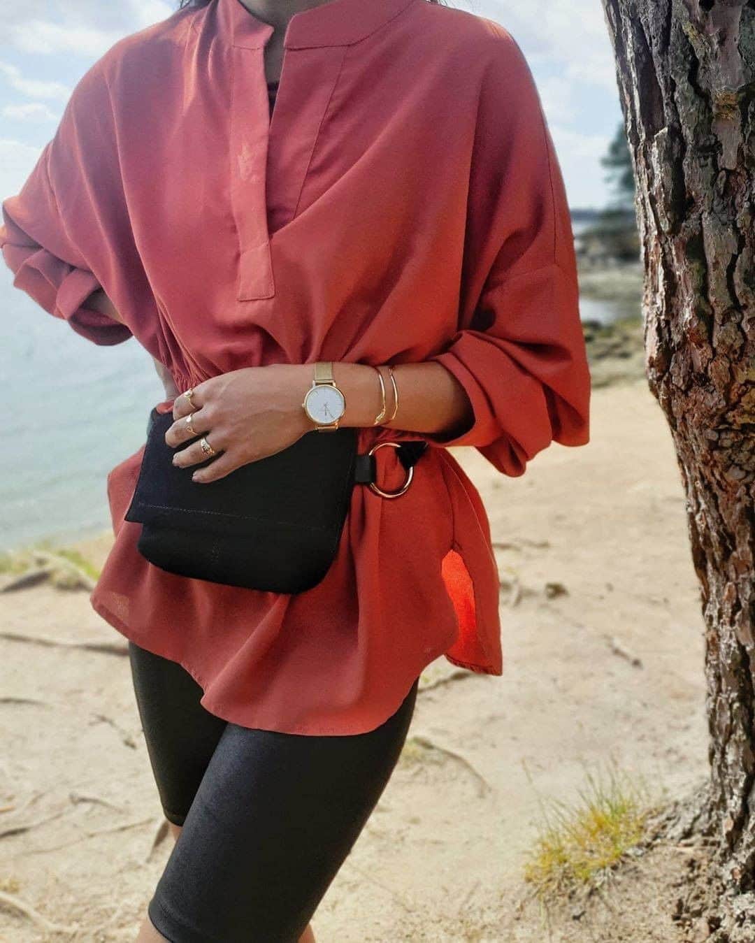 のインスタグラム：「🇫🇷 Une touche d’élégance au poignet, illumine votre tenue  🇬🇧 A touch of elegance on the wrist illuminates your outfit.」