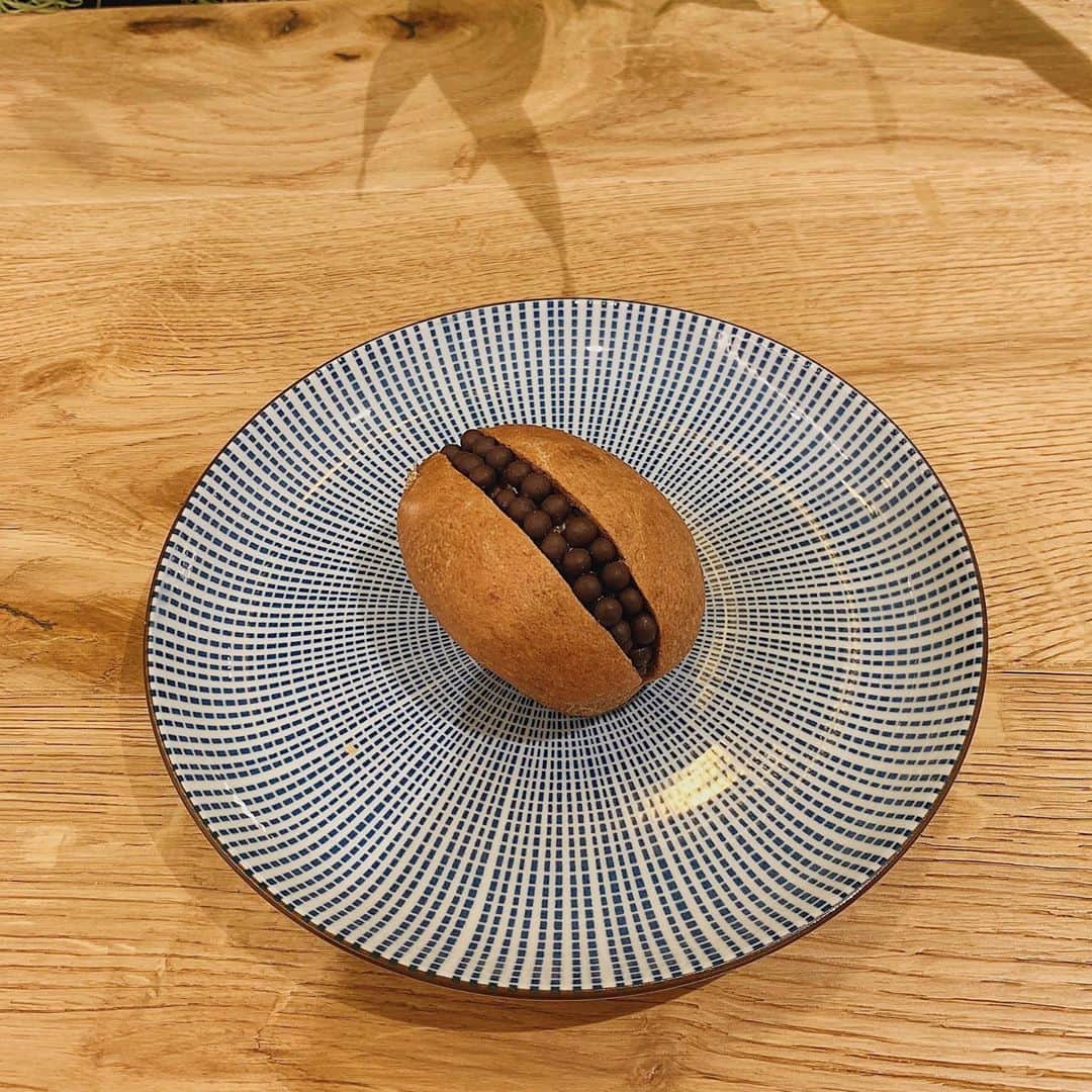 のインスタグラム：「最近大大大ハマりなクロッカンショコラと小麦茶🥐ささやかな今年の夏の思い出☺️🌴﻿ ﻿ 最近はプラセンタのサプリを飲みはじめてて🤔　1年前プラセンタドリンク飲んでた時お肌の調子すごく良くなったのにいつの間にか飲まなくなってたんだよな💭今はいつものサプリ飲むタイミングで一緒に飲んでいるから続けられそう...🤍　@nishio_planet﻿ 最近顔のシミ治療中で存分にスキンケア出来てなくて(顔触るの恐る恐るで)内側からのケア頼み。🙏飲みはじめたばかりだから経過が楽しみだぁ🥰🥰﻿ ﻿ #365日とcoffee #小麦茶　#クロッカンショコラ　#プラセンタ　#ニシプラ　#プラこ﻿」