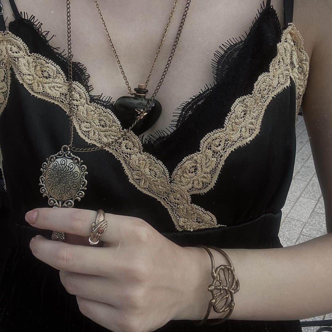 IA（アイエー）さんのインスタグラム写真 - (IA（アイエー）Instagram)「⚡︎ ﻿ 手鏡のネックレスは祖母に貰ったの〜﻿ アンティークショップで新しく香水瓶ネックレスもゲットだぜッ(ぴっぴかちゅー)🖤」8月27日 21時18分 - iaiaiaz5