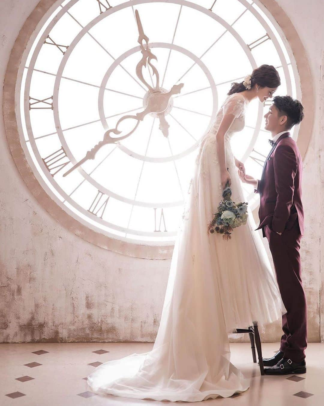 25ans Wedding 公式 Bridesのインスタグラム：「引き続き、Miyuさんのフォトをリポスト📸スレンダードレスにドライブーケを合わせて、上品なリラックススタイルに。長めのトレーンが流れる様子が美しく、まるで映画のワンシーンのような一枚に🌹」