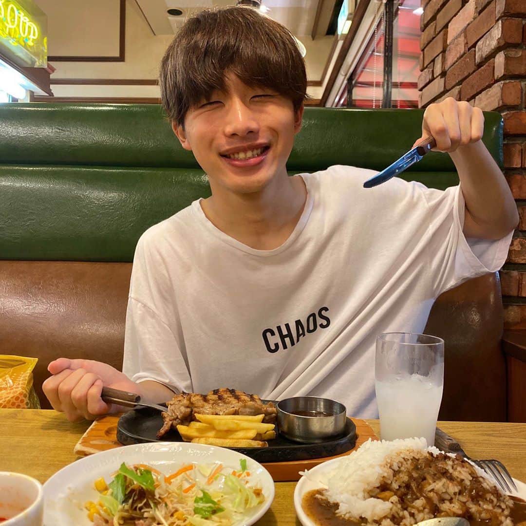 川端誠生のインスタグラム：「久々のバイキングだったのだ☺️ お腹が弾けそうw #お肉 #東京グルメ #バイキング #ポテト #ファミレス #ご飯 #jk #笑顔 #夏 #夜ごはん #笑顔」