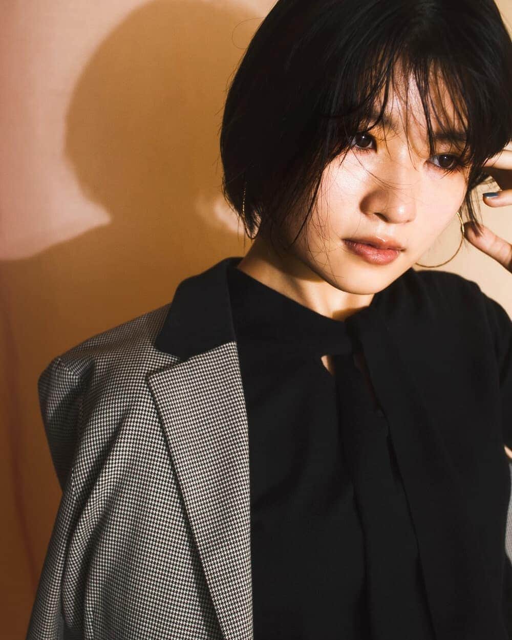 モーニング娘。'20のインスタグラム：「- . 加、、、加賀さん！！！ カッコ良すぎです(இдஇ; ) . . #加賀楓 . .」