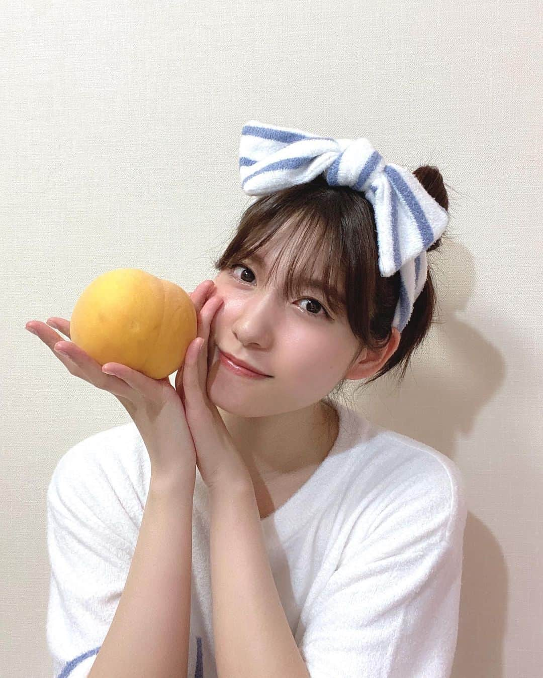 谷口めぐさんのインスタグラム写真 - (谷口めぐInstagram)「yellow peach🍑💛  #気づいたら700投稿目 #いつもみてくれてありがとうございます  #黄桃 #黄金桃 #gelatopique #ジェラピケ #パジャマ #部屋着」8月27日 21時22分 - o_megu1112