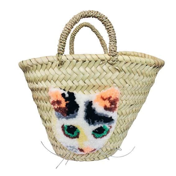 nocotoさんのインスタグラム写真 - (nocotoInstagram)「ブチネコちゃんの籠バッグ、ぬいぐるみのように存在感のある特大ワッペンが着いています。上目遣いがかわいいですね〜 インテリアとして飾っておきたくなるもはや、コレクションアイテムのよう〜✨  #cat #catindahouse  #catitem #かごバッグ #バスケット」8月27日 21時23分 - nocoto_store