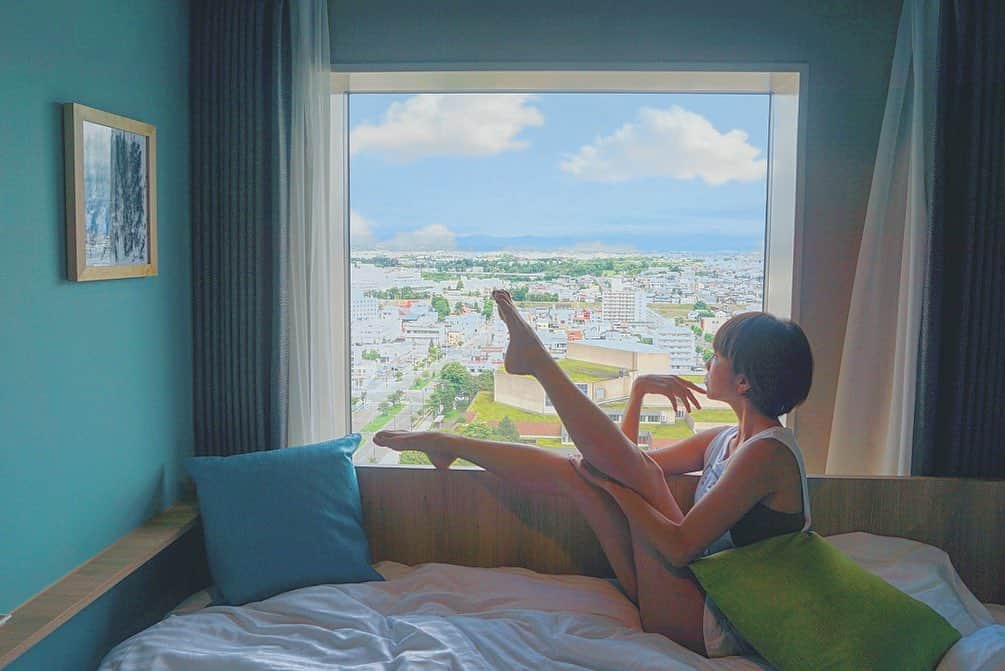 のインスタグラム：「🗾  Go to Travel!  Go to HOKKAIDO!  埼玉県民で初めてよかったと思えた出来事。 今年は#GotoTravelキャンペーン をフル活用して 日本全国旅しよう。  北海道・旭川に避暑の旅へ！取材記事はコチラ ▶︎ @yolo.style_japan  1泊5,000円も！一人旅をデザインする3密回避の新ノーマルなホテルステイ【星野リゾート OMO7旭川】  💻 https://yolo.style/tr_ei200728_001/  #おひとりさま #一人旅 #独女  #トラベラー #ジンギスカン　 #北海道旅行  #大人女子旅 #星野リゾート #マイクロツーリズム #ホテル好きな人と繋がりたい  #staycation  #hotelroom #japantrip #discoverjapan  #tbt🔙📸   📍 @omo_hotels #OMO7旭川 #Asahikawa #Hokkaido #🇯🇵」