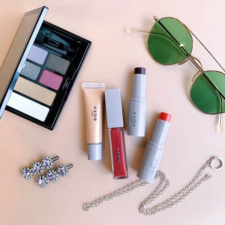 のインスタグラム：「GUのコスメ「#4mebyGU」を発売前にお試し💄 【EDITOR'S EYE】﻿ ﻿ 💁🏻‍♀️ビューティエディターMARIKO﻿ ﻿ 9月4日に発売する「GU」初のコスメ「フォーミーバイジーユー」から、おしゃれガールにおすすめしたい推しアイテムをご紹介！🙆🏻‍♀️﻿ @gu_global ﻿ ﻿ 📸2枚目﻿ “リップスティック”はリップクリーム感覚で使える保湿効果に加え、ティント成分が入っている（17を省く）ので、マスクをしていても色もちがよく便利💓また色に合わせて質感が調整してあるのも大きな魅力✨ちなみに私の推しカラーは“24 APRICOT”(下段左から2つ目)💄 素の唇がキレイな人のように端正な印象になれる、絶妙ベージュオレンジです🧡﻿ 👉リップスティック 各￥590／ジーユー﻿ ﻿ 📸3枚目﻿ その“リップスティック”との重ねづけも楽しいのが3色展開の“リップグロス”✨ “11 PINK”はほとんど色がつかず透明感のあるツヤをプラスでき、“13 L.RED”は大人っぽいくすみトーンのピンク、“16 RED”はジューシーで発色のいいレッド🍎﻿ 👉 リップグロス　各￥590／ジーユー﻿ ﻿ 📸4枚目﻿ 水分率53％のみずみずしい使い心地の“クリーム アイシャドウ”は、指でササッと伸ばすだけで失敗知らず＆時短でツヤまぶたが仕上がる優秀アイテム😘﻿ 👉 クリーム アイシャドウ 各￥590／ジーユー　﻿ ﻿ 📸5枚目﻿ 6色がセットされた“マルチパレット”は、アイシャドウやチークなどマルチに使えて、メイクの幅が広がる楽しいアイテム🧚🏻‍♀️濃いカラーはしっかり発色するので、スモーキーな囲み目にしたり、グラデーションで目を大きく見せたり、使い勝手がよさそうです😉﻿ 👉 マルチパレット 各￥1,490（2020年9月4日発売）／ジーユー﻿ ﻿ ※全て2020年9月4日国内のジーユー大型店、超大型店及びオンラインストアで発売﻿ ﻿ ﻿ 🦄 @ellegirl_jp ではみんなの素敵な投稿をご紹介♡「夏コスメ」「コスメポーチの中身」「ヘアアレンジ」「サンダルの足元コーデ」の写真を募集中🤳﻿ 【 #ellegirluni 】のタグを付けて投稿してね📲﻿ ﻿ ﻿ #ellegirlbeauty #秋コスメ #秋コスメ2020 #秋冬コスメ #新作コスメ #新作コスメ2020 #プチプラコスメ #プチプラコスメ紹介 #リップスティック #リップ💄 #新作リップ #リップグロス💄 #リップグロス #アイシャドウ #アイシャドウマニア #クリームアイシャドウ #アイシャドウパレット #マルチパレット #ジーユー #フォーミーバイジーユー #gu #guコスメ #ジーユーコスメ #ジーユー新作」