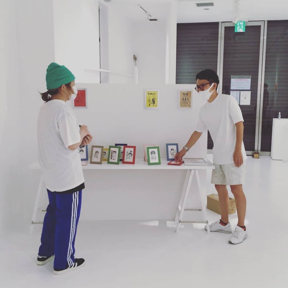 和田美枝のインスタグラム：「女と男ワダちゃん初個展「WADACHANCHI」 ついに明日8/28(金)～8/30(日) 13:00～18:00 場所：LAUGH & PEACE ART GALLERY OSAKA 住所：〒542-0075 大阪市中央区難波千日前3-15 吉本本館 料金：無料  人数に余裕がある時間帯もございますので当日でも見て頂けますが、その際記入して頂くことや、入れる人数が越えてしまったら少しお待ち頂く場合があるのでご了承下さい🙏  くれぐれも無理はなさらずにぃ🐒  #個展 #WADACHANCHI #art #消しゴムはんこ #帽子 #WONDERWOO」