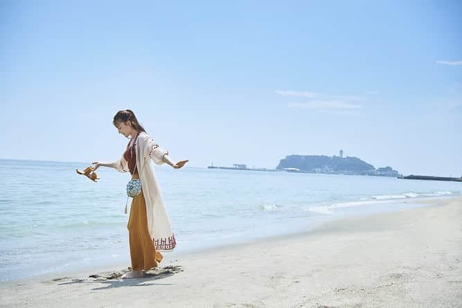 旅色さんのインスタグラム写真 - (旅色Instagram)「特集「週末は、海を感じる鎌倉へ。」👒🍃﻿ ﻿月刊旅色9月号で案内するのは、神奈川県の鎌倉。 古都としての歴史があり、街中に寺社仏閣が点在するなか、今回は“非日常感”のある海景色を求めてトリップ。﻿ 七里ヶ浜や長谷など、江ノ電方面を案内します♩🚃✨  ﻿旅色Instagramトップリンクからご覧ください。 ﻿▷▶︎▶︎ @tabiiro  https://plus.tabiiro.jp/articles/view/68994 ﻿ #旅色　#トリンドル玲奈　#鎌倉　#週末旅　#国内旅行　#tabiiro #国内旅行　#refreshtrip  #リフレッシュトリップ　#海岸巡り　#大人の休日　#女子旅　#夏旅　#summertrip #japan #kamakura #japantrip﻿ #旅色プラス　#江ノ電　#七里ヶ浜 #長谷 #神社仏閣」8月27日 21時28分 - tabiiro