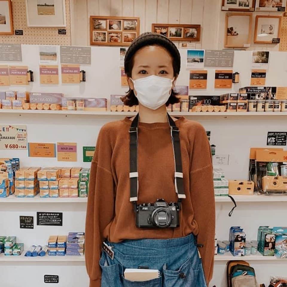 Aya（高本彩）さんのインスタグラム写真 - (Aya（高本彩）Instagram)「フィルムカメラに少しでも興味を持っている方がいらっしゃいましたら是非ポパイカメラを知ってもらいたいです！実は三月から自由が丘にあるポパイカメラという老舗のカメラ屋さんで色々とお勉強させてもらいながら働かせてもらっています。 他のカメラ屋ではあまりやっていない、一人一人、好みの仕上がりにしてもらえる優しくてフィルム愛のあるカメラ屋さんです。 現像やプリントだけではなく中古カメラやカメラ用品、かわいい雑貨などたくさん売っていて私もポパイカメラデビュー記念にNikonのFE2を購入しました📸  @popeye_camera   #ポパイカメラ#自由が丘#スタッフのみんなさん明るくて優しくて親切なので分からないことがあったらどんどん話しかけてください#フィルムにご興味のある方に是非プリントも楽しんでいただきたいです#人生初のアルバイト#film#filmphotography」8月27日 21時28分 - aya_dream04