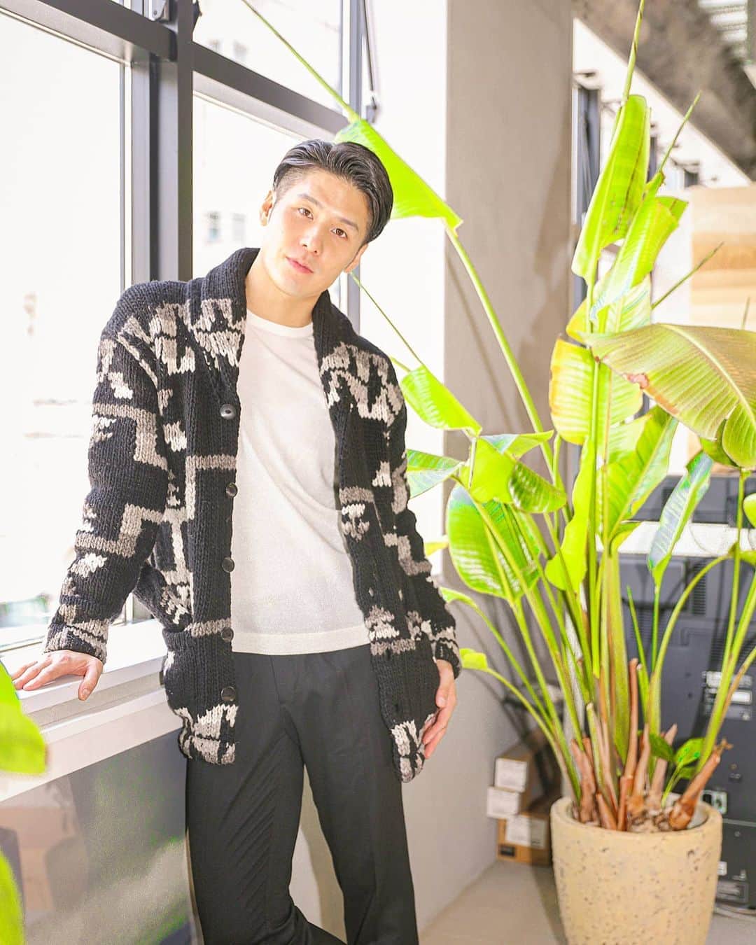 梅川壱ノ介（舞踊家）のインスタグラム：「𝐖𝐞𝐛 𝐦𝐚𝐠𝐚𝐳𝐢𝐧𝐞「𝐌𝐑_𝐁𝐄𝐀𝐌𝐒」 ￣￣￣￣￣￣￣￣￣￣￣￣￣￣￣￣￣￣￣￣￣￣￣￣￣ ウェブマガジン「MR_BEAMS」からはじまるビームスの新しいコミュニケーションに掲載されました。  『あなたにとってファッションって何ですか』  是非ご覧下さいませ。  https://www.beams.co.jp/special/mr_beams/  #beams #mr_beams  #ウェブマガジン  #ファッション #梅川壱ノ介 #舞踊家 #日本舞踊」
