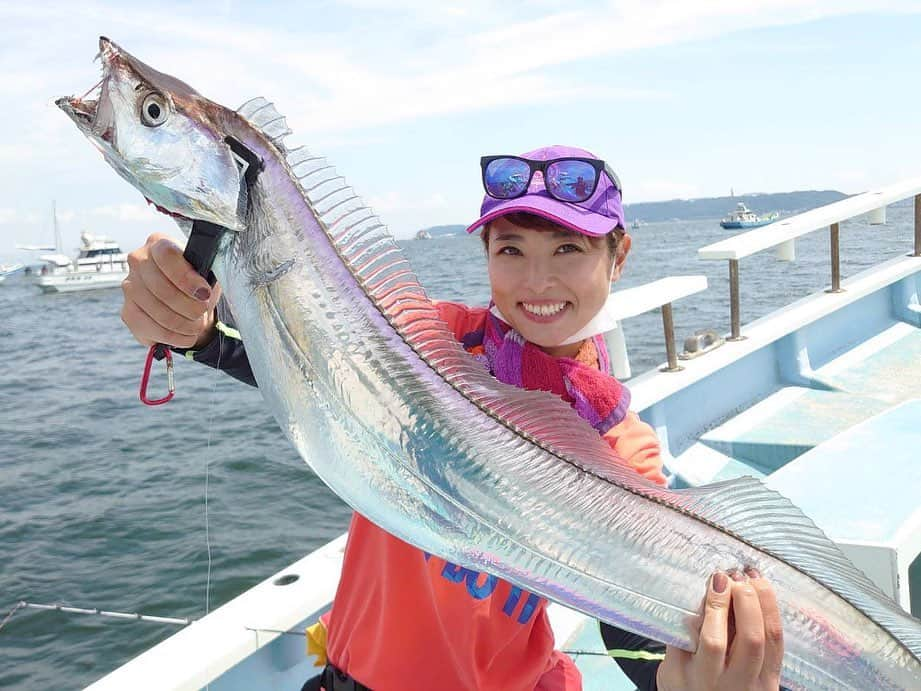 川目梢のインスタグラム：「わっほーーーい🙌🙌🙌 自己記録更新なり〜 123せんちぃーーー❤️  35℃の炎天下の中 途中ね ちょっとね 集中力切れちゃってね  船長「ちょっと雑になってる」  ハッと気づいて 気合いが入りました🔥🔥🔥  んで、コレ👆  金沢漁港『蒲谷丸』  #タチウオ #タチウオ釣り #釣り #釣り好きな人と繋がりたい #釣りガール #釣り女子 #釣り好き #釣りスタグラム #蒲谷丸」