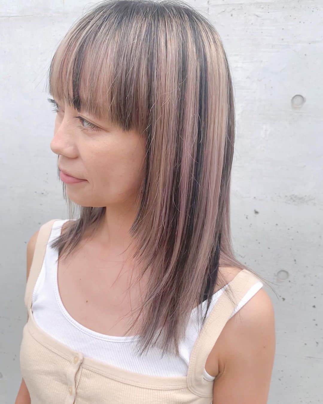 nanako itoのインスタグラム：「half highlight🤍 少し広めのパツっとしたバングに顔まわりのレイヤー。そして毛先もパツっと。な大好きなバランス🤍 . こちらは根元が伸びたハイトーンの髪の毛にローライトを。 全体のバランスがhighとlowを半分ずつくらいに。」