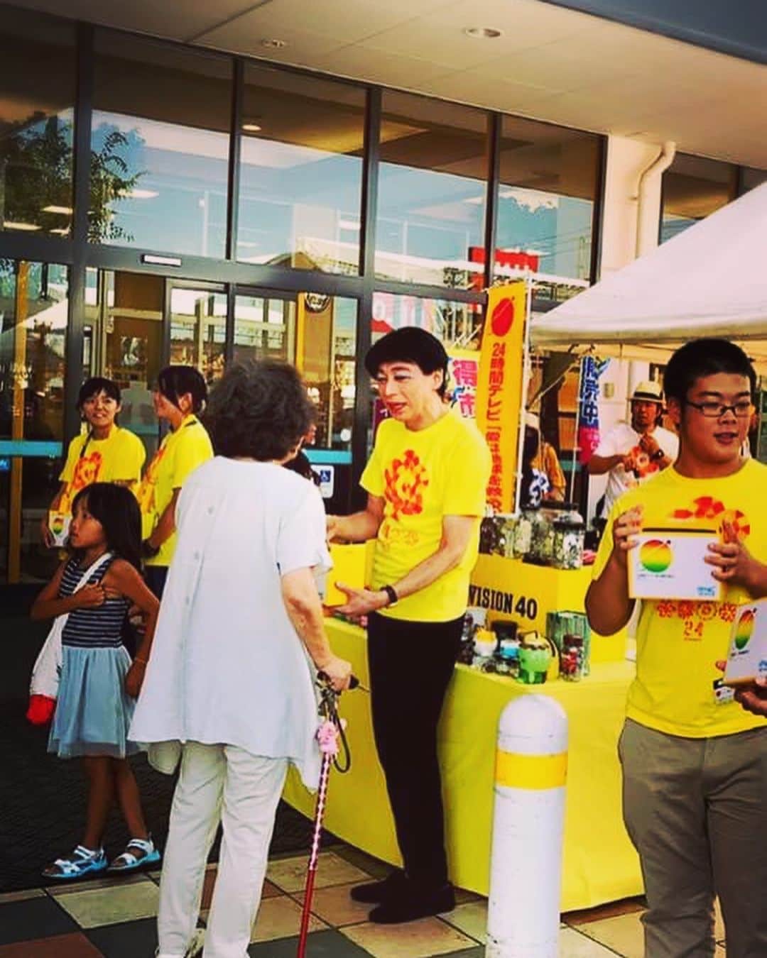 美川憲二さんのインスタグラム写真 - (美川憲二Instagram)「あぁ〜ん❤️3年前の今日は　香川県で 24時間テレビ📺の　チャリティーイベントと 募金活動してたのよーーー。😃🥰💕💕💕💕💕💕💕✨✨✨✨✨✨✨✨✨⤴️⤴️  また　黄色のチャリTシャツ着て🟨24時間テレビにたずさわりたいです〜☺️😌✨✨✨✨✨✨✨✨✨ #24時間テレビ  #愛は地球を救う  #3年前はチャリティーイベントでした #また募金活動したいです #美川憲一 #美川憲二 #ヒデコフランセスカ #オネェ系 #ものまね」8月27日 21時32分 - mikawakenji