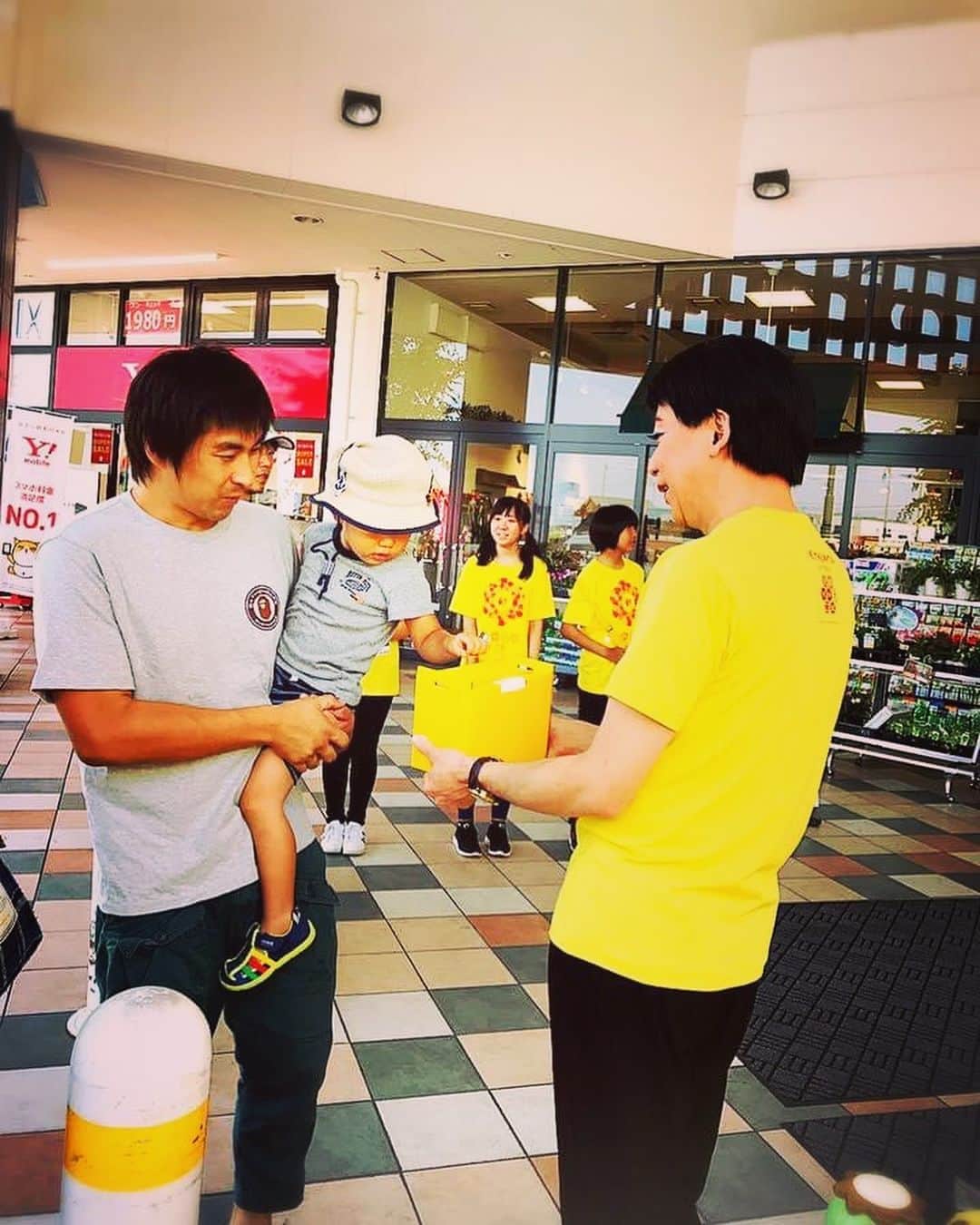 美川憲二さんのインスタグラム写真 - (美川憲二Instagram)「あぁ〜ん❤️3年前の今日は　香川県で 24時間テレビ📺の　チャリティーイベントと 募金活動してたのよーーー。😃🥰💕💕💕💕💕💕💕✨✨✨✨✨✨✨✨✨⤴️⤴️  また　黄色のチャリTシャツ着て🟨24時間テレビにたずさわりたいです〜☺️😌✨✨✨✨✨✨✨✨✨ #24時間テレビ  #愛は地球を救う  #3年前はチャリティーイベントでした #また募金活動したいです #美川憲一 #美川憲二 #ヒデコフランセスカ #オネェ系 #ものまね」8月27日 21時32分 - mikawakenji
