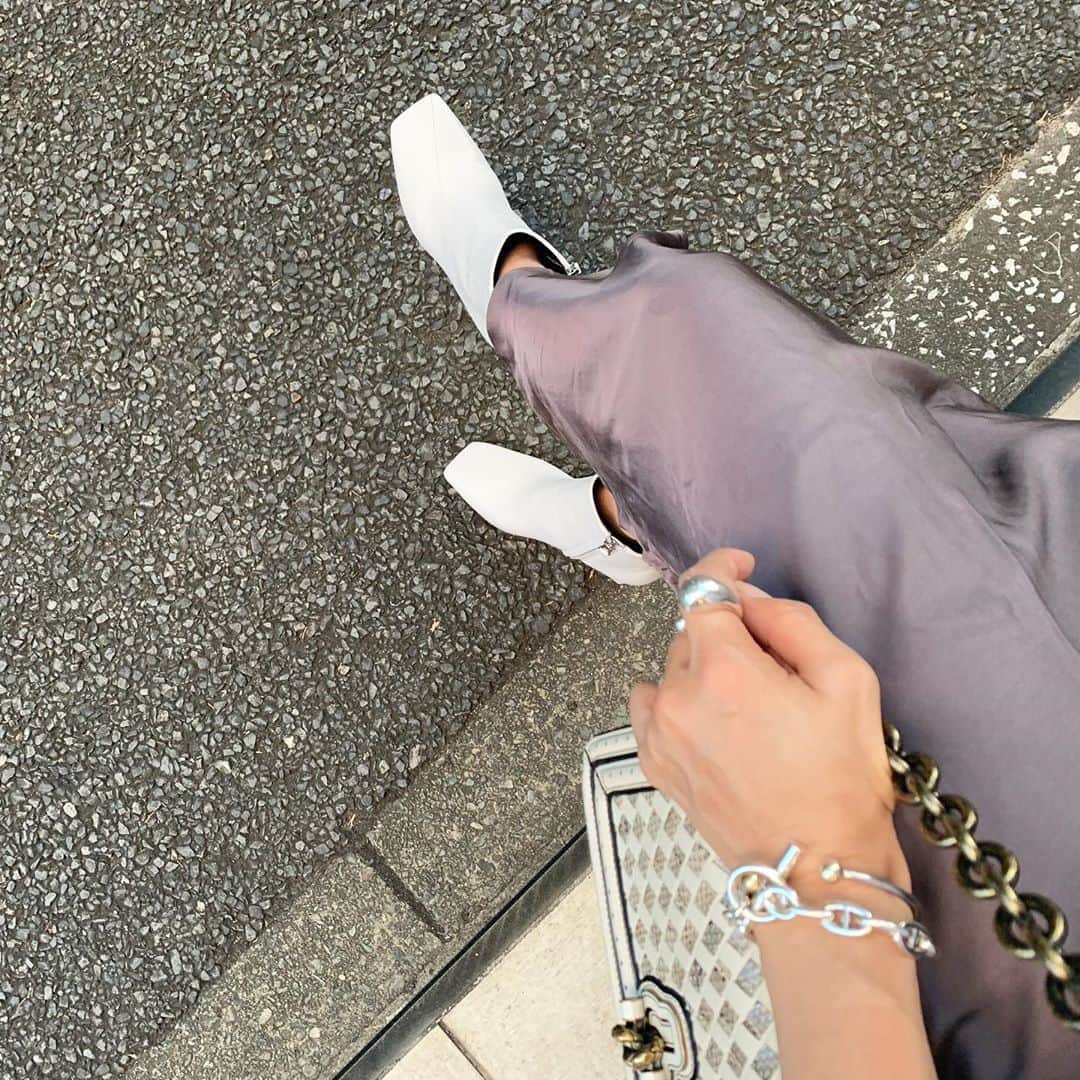 のインスタグラム：「昼間は撮影現場仕様なカットワンピにスニーカー。  暑さが落ち着いた夕方ちょっとそこまで…に 秋のnew one ホワイトブーツ  少しグレーがかっていて、スクエアトゥ。 かなり履きやすいホワイトブーツ❤︎  today's… #fashion #ootd #kkstyle #tokyo #kamescloset #shoes #sigersonmorrison #skirt #chaos #bag #bottegaveneta #august #summer」