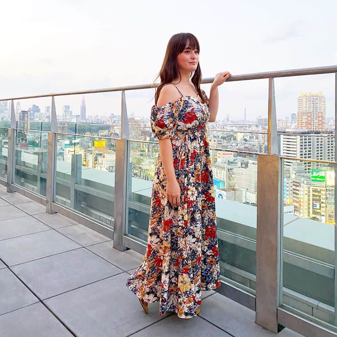 のインスタグラム：「同じお洋服になりますが綺麗な景色と一緒に撮ってもらってお気に入りなのでまた載せちゃいます💓✨ ・ dress #secretlabel shoes #charlesandkeith ・ ぽっちゃり さんにおすすめは、前回のコーディネート投稿を見てください💓 ・・・ #instafashion #fashion #coordinate #instacoordinate #outfit #ootd #ファッション #コーディネート#ol #olコーデ  #ぽっちゃりコーデ #痩せて見えるコーデ #プレぽっちゃり#プレぽちゃ #細見えコーデ #155cmコーデ」
