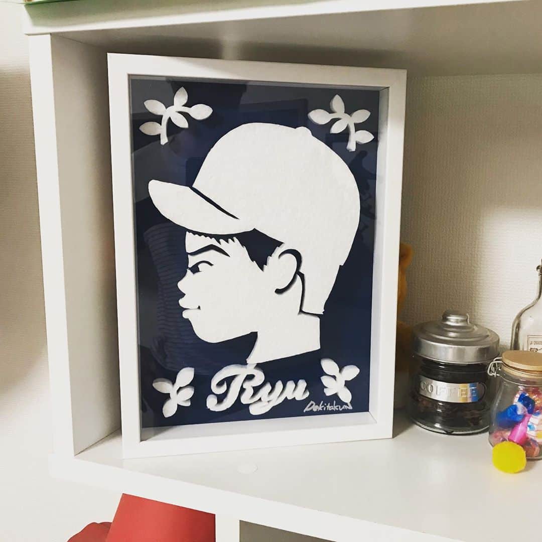 できたくん（高橋和之）のインスタグラム：「お孫さんへの誕生日プレゼントの依頼で  似顔絵発泡スチロールを作りました☆  誕生日おめでとうございます☆  発泡スチロール作品のご依頼、引き続き受付ておりますのでお気軽にお問い合わせ下さい♪  #誕生日プレゼント #似顔絵 #記念品 #アート」