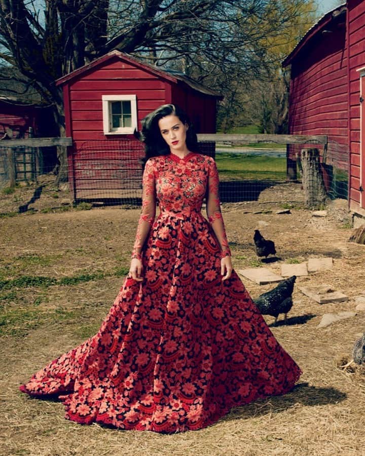 Vogueさんのインスタグラム写真 - (VogueInstagram)「Congratulations, @katyperry and @orlandobloom! @katyperry has given birth to the couple's first child together, a baby girl.   Tap the link in our bio for all the details we know, including her beautiful name.  Photographed by @annieleibovitz, Vogue, July 2013」8月27日 21時35分 - voguemagazine