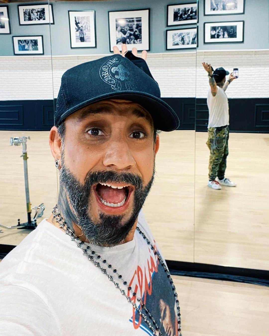 A.J.のインスタグラム：「We’re going for the mirrorball, baby!! I am so grateful to @dancingabc and @abcnetwork for the opportunity to be joining this season’s cast of #DWTS. I also want to thank my wife and my two girls for letting Daddy go on this new adventure. I’m doing it ALL for you! Get ready, BSB Army, this is going to be a wild ride. LET’S DO THIS!!!!!!」
