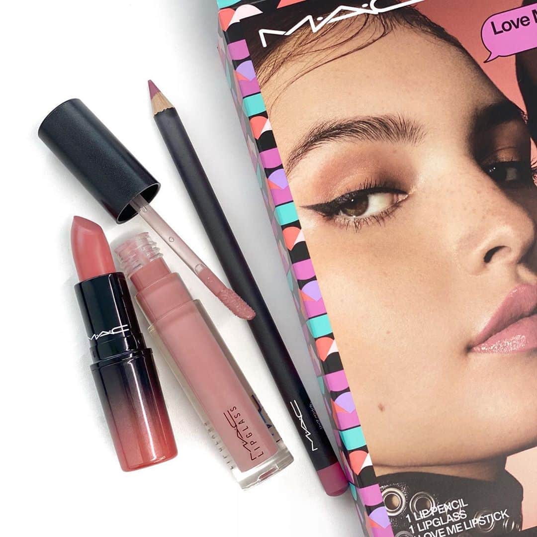 M∙A∙C Cosmetics Japanのインスタグラム：「【公式オンライン先行発売】 ニュートラルトーンとピンクトーンで選べるリップキットから、ピンクをセレクト✨  ㅤ 肌色やアイメイクを選ばずデイリーに使えるピンクで、愛らしい口もとに💕仕上がりはスワイプしてチェック👉 #MACHauteGossip #MACオートゴシップ ㅤ ■使用製品 ラブ ミー リップ キット： ピンク（税込6,160円） ＜キット内容＞ ・ラブ ミー リップスティック／アイム ドゥーイン ミー（ヌーディー ピンク） ・リップ ペンシル／エッジ トゥ エッジ（ブルー ピンク） ・リップガラス／トゥインジーズ!（モーヴ ピンク）  その他のコレクション製品は @maccosmeticsjapan のIGTV／ストーリーズのハイライトからご覧いただけます👆 ㅤ *8月29日（土）全国発売 【公式オンラインショップ限定特典】 ☑︎初回ご購入のお客様へ10% OFFクーポンをプレゼント （クーポンコードwelcome） ㅤ #MACCosmeticsJapan #MACCosmetics #MAC #MACコスメ #マックコスメ #コスメ #コスメレポ #化粧品 #デパコス #コスメ部 #コスメマニア #メイク好き#メイク道具#美容大好き#美容好き#メイクプロセス#トレンドメイク#夏メイク#メイクテク#MACリップ#リップ#リップメイク#リップスティック#リップグロス#リップペンシル#ボリューム#ぷっくり#リップマニア」