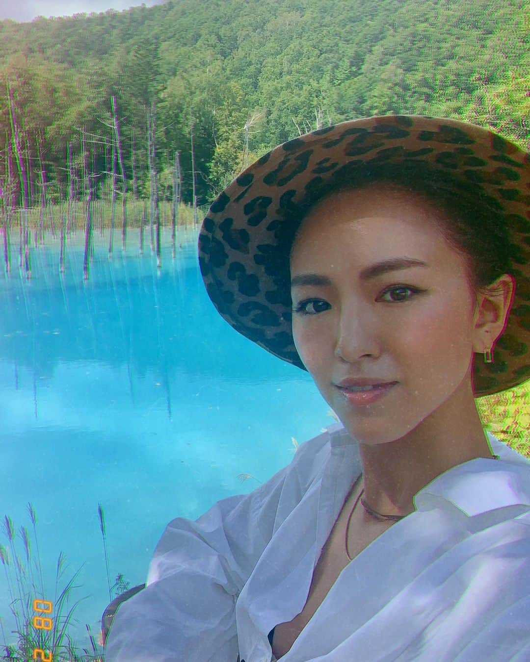 のインスタグラム：「なぜ青の池はこんなに美しくブルーなのか？  水の中に、水酸化アルミニウムなどの微粒子が含まれていて、湧き水と美瑛川の水が混ざると、コロイドが生成されるそうです。 コロイドとは、ある物質の粒子が、他の物質の中に分散している状態のことらしいのですが、そのコロイドが太陽光に当たると青い光を反射しているように見えるそうです。  いゃー美しいブルー✨ 海とも湖とも、温泉地獄とも違うブルー。 日本にも美しいブルーの景色が沢山ありますね。  神秘的でした。  #北海道　#美瑛　#青の池 #hokkaido  #travelaval #trip #旅 #緑ある生活 #大自然を感じる旅 #西内ひろのオススメ旅  #三密を避けた旅 #美しいブルー #神秘的」