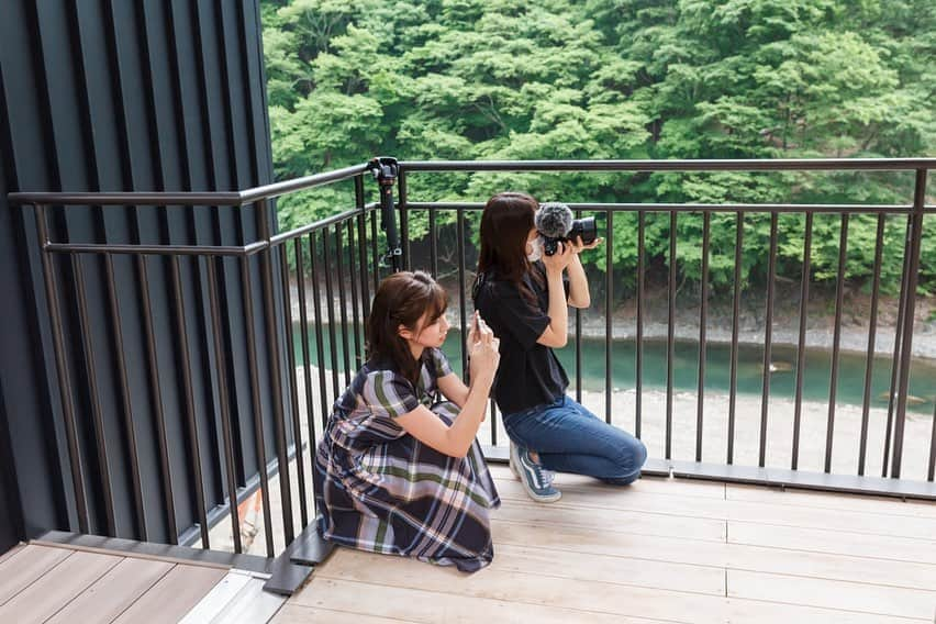 大貫彩香さんのインスタグラム写真 - (大貫彩香Instagram)「みなさんは山派？海派？  上野村のうえのテラスは 美味しい空気が味わえて山の自然を眺めながら 座って過ごす事が出来ます。 奥にはテーブルもあるのでお子様とゆっくり座ってお外でおやつを食べるのもいいかも😋 ゆったりした素敵な空間デザインなので写真スポットでもあります。私が撮った音声さんの写真添えさせて頂きますね✨映え〜！✨皆さんも上野グラムしてみて下さい〜🥰📷 楽しかった😆💗また行きたい！  #上野村グラム　 #道の駅うえの」8月27日 21時40分 - sayaka_oonuki