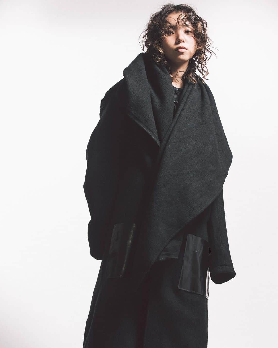 ノアファーのインスタグラム：「20AW Wool stole collar coat  通常のストールコートとは違いノーカラーコートとストールが合体したような1着。 首元にボリュームがある事で暖かく格好良さも抜群。4m近く生地を使用しているにも関わらず、アンゴラ混なので軽さにも配慮し裏地には蓄熱保温素材を使用し軽くて暖かいデザイン性だけじゃないウールコート。  #noirfr #20aw」