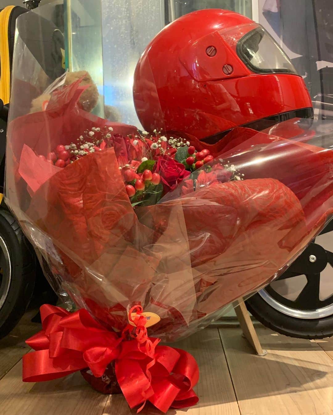 福山理子さんのインスタグラム写真 - (福山理子Instagram)「LIFE IS MY RED 特に意味のない時に 赤いお花  #Ducati  #バイク女子 #REDISLIFE #motercycle  #RED #mterciyegirl #ted #garage #ガレージハウス」8月27日 21時45分 - rikofukuyama