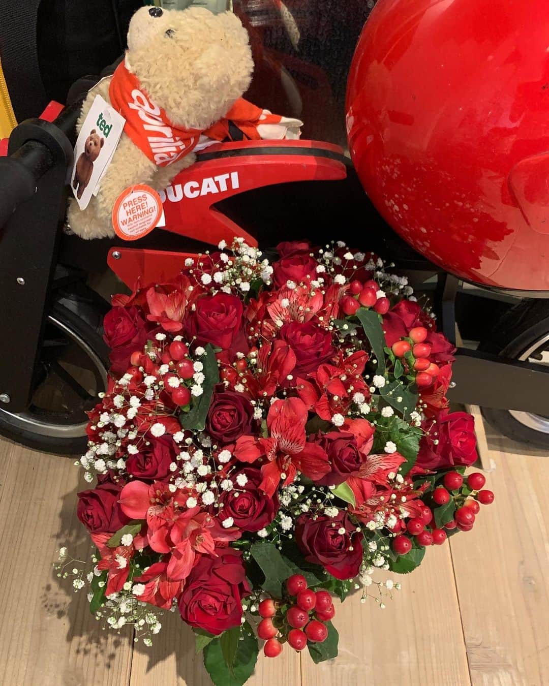 福山理子さんのインスタグラム写真 - (福山理子Instagram)「LIFE IS MY RED 特に意味のない時に 赤いお花  #Ducati  #バイク女子 #REDISLIFE #motercycle  #RED #mterciyegirl #ted #garage #ガレージハウス」8月27日 21時45分 - rikofukuyama