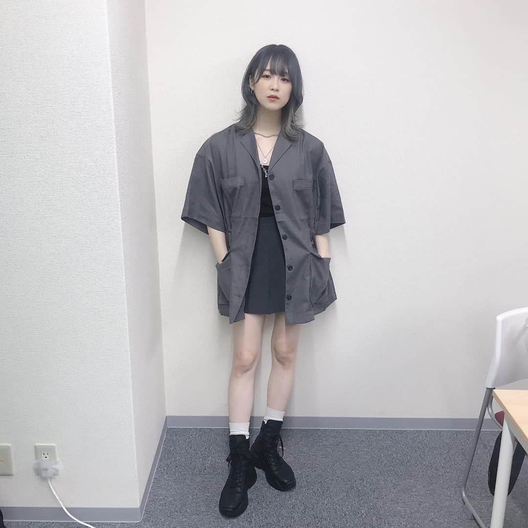 三田麻央のインスタグラム：「グレーの安心感👏私服です👏🤪」